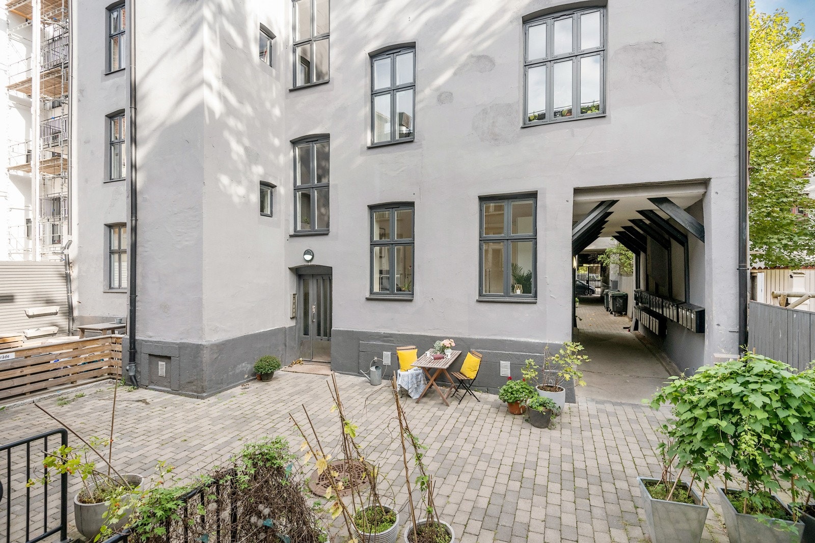 Pent opparbeidet gårdsrom. Galleribilde