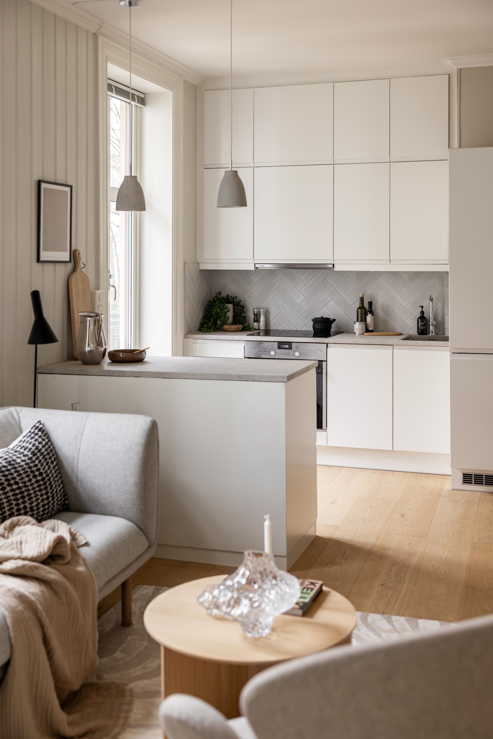 Stilrent kjøkken med takhøy innredning som maksimerer utnyttelsen av plassen. Galleribilde