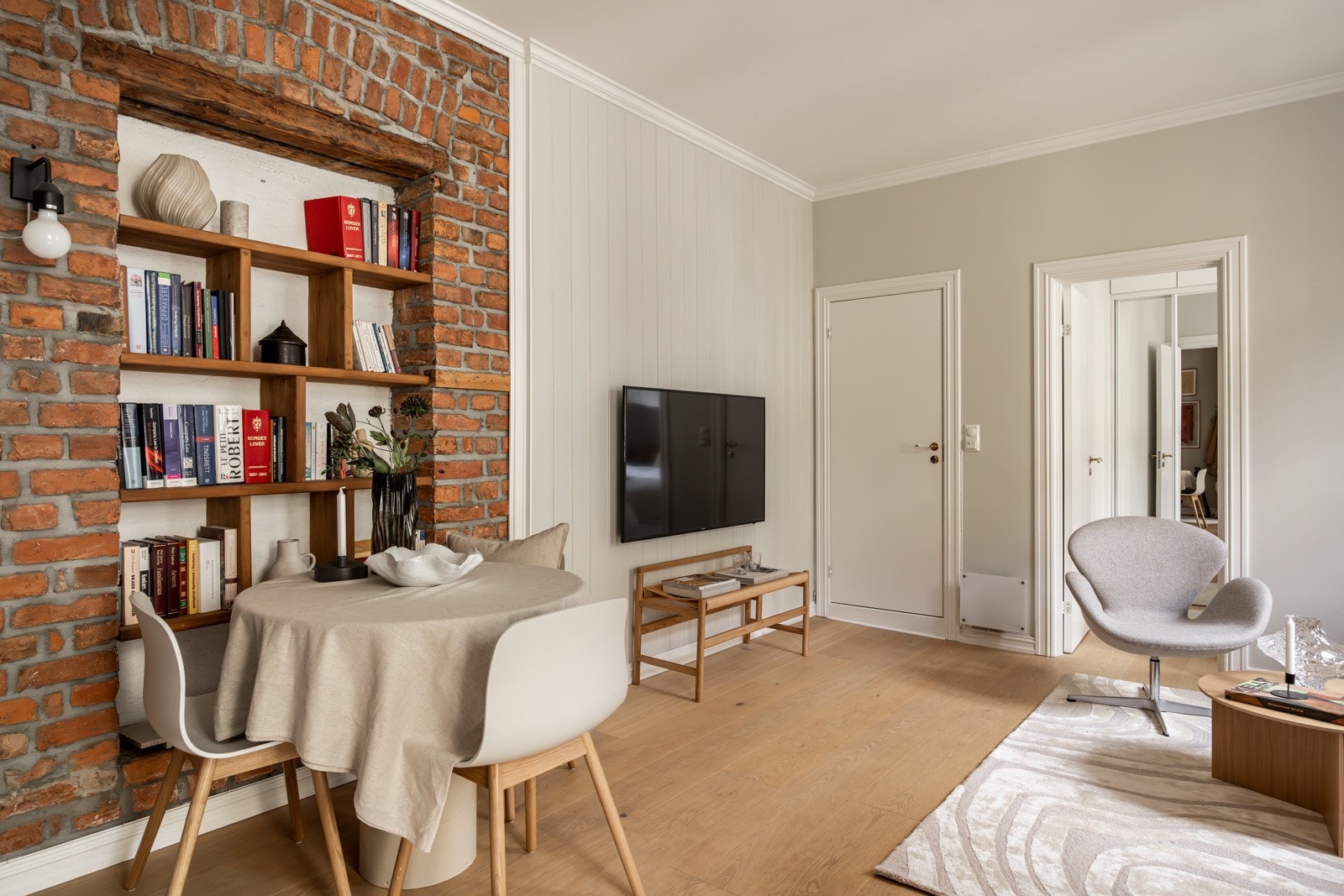 Et vakkert hjem med velvalgte materialvalg og tidløse farger. Galleribilde