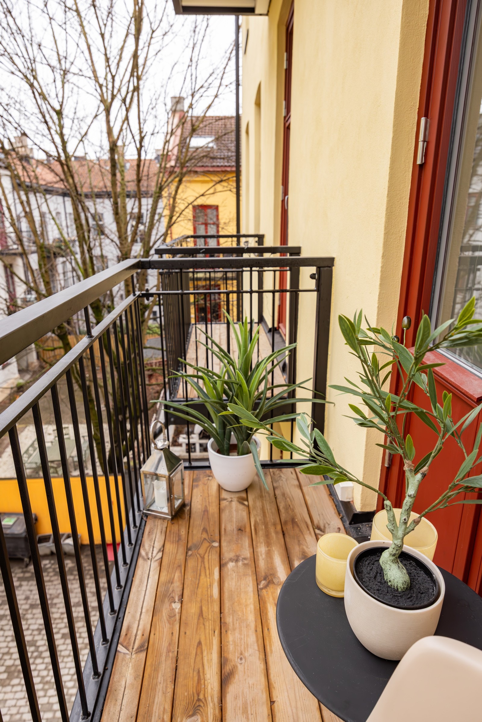 Praktiske oppgraderinger ute som stikkontakt og vegglampe. Gulvet er belagt med terrassebord. Galleribilde