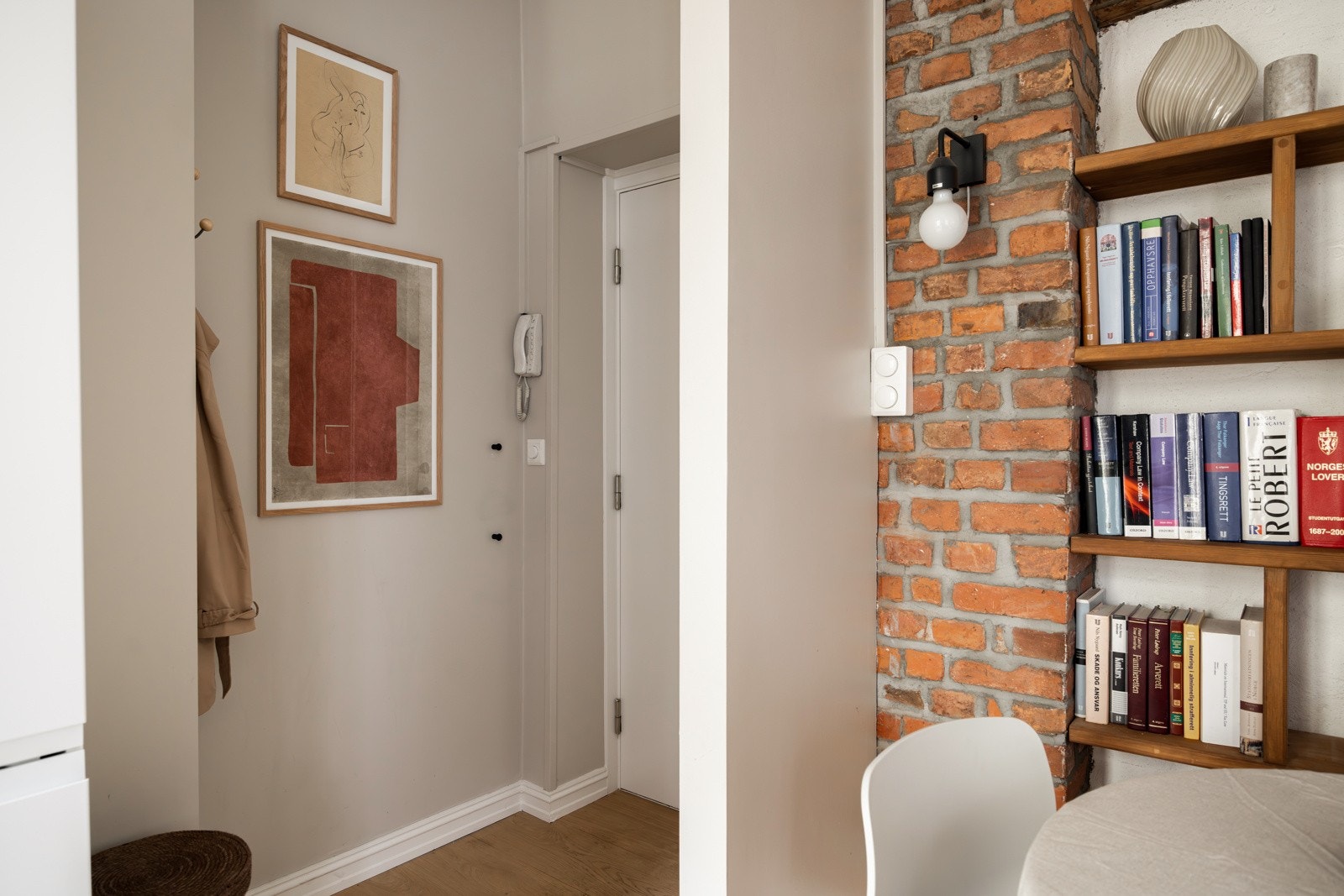 Praktisk entré med mulighet for å henge fra seg yttertøy. Galleribilde