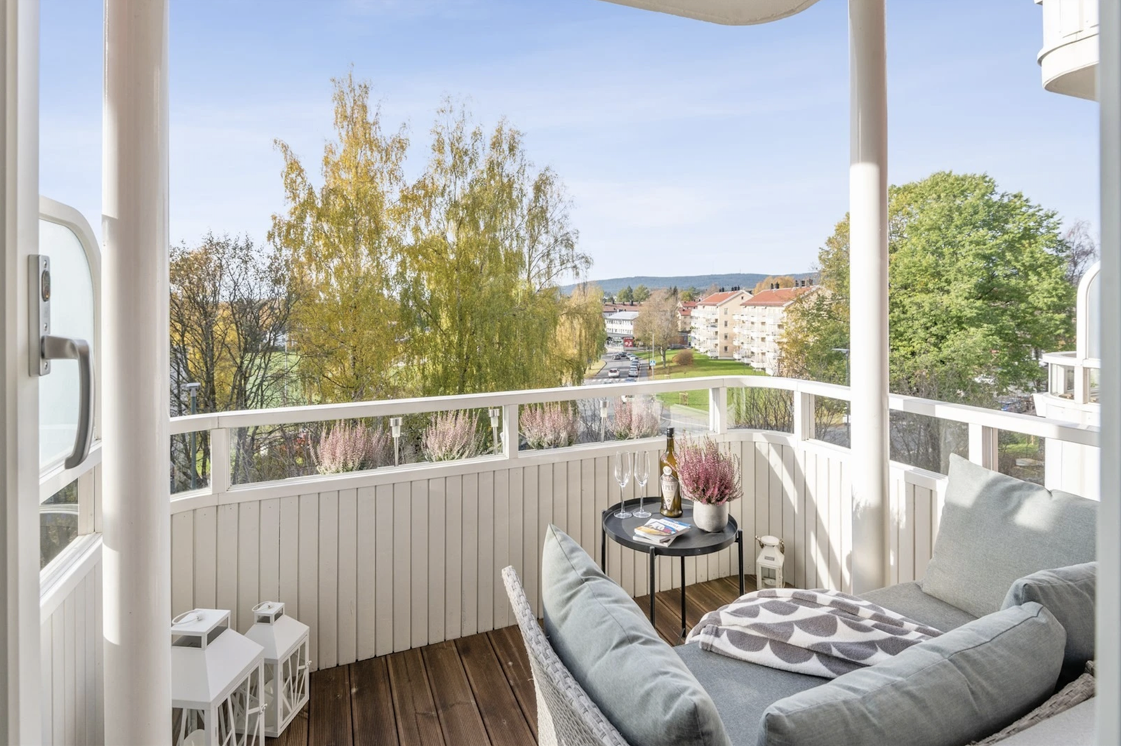 En strøken 2-roms andelsleilighet med fantastisk beliggenhet og vestvendt balkong med svært gode solforhold Galleribilde