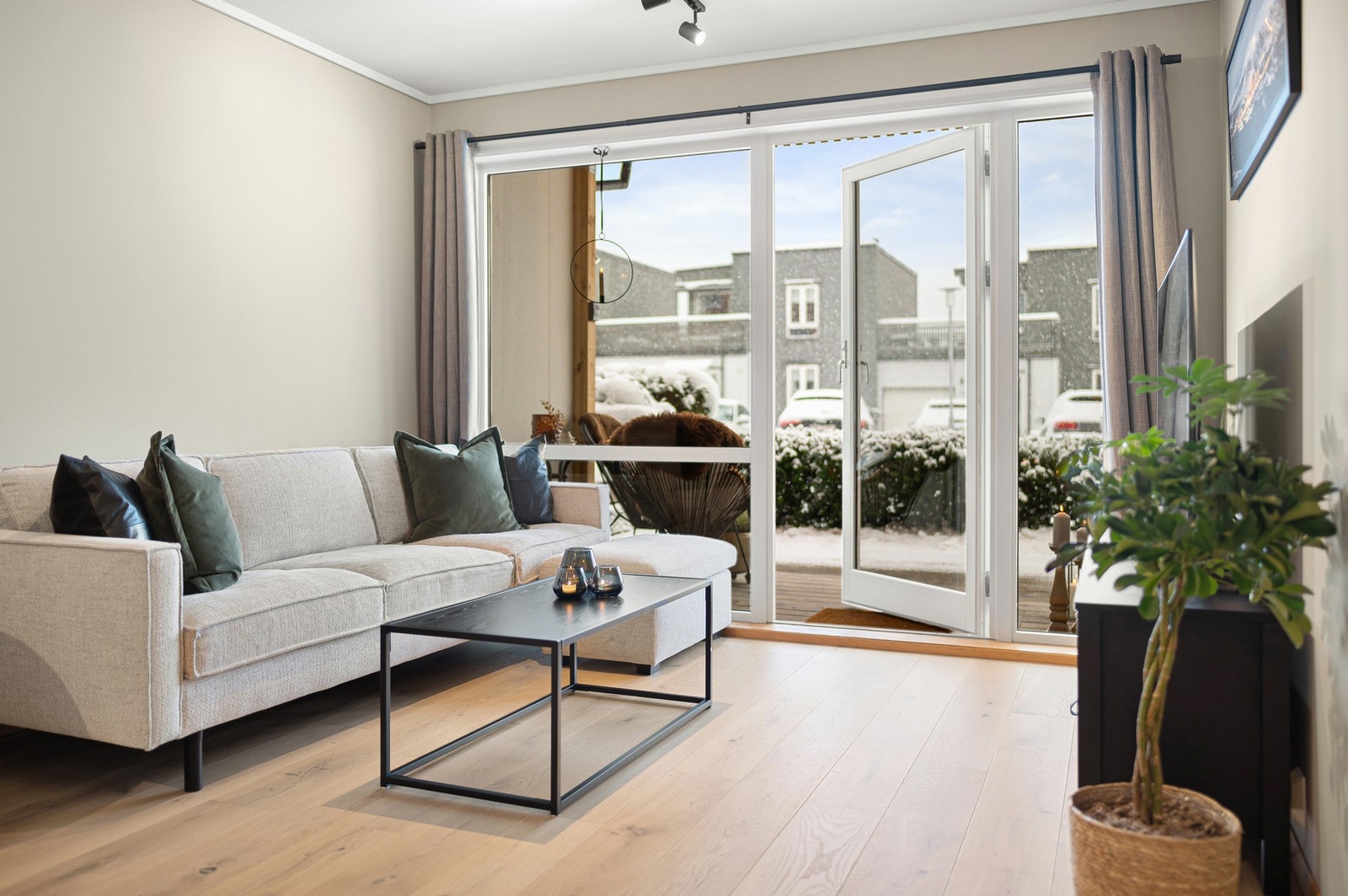 Store vindusflater og en god takhøyde bidrar til boligens lette og luftige atmosfære. Det er vannbåren gulvvarme i alle rom. Galleribilde