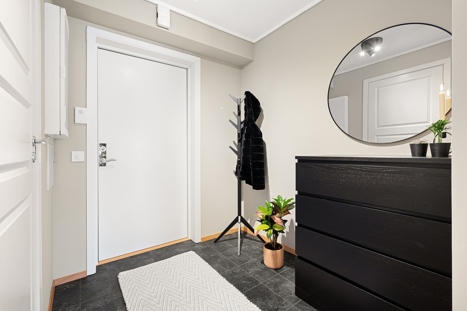 Flott inngangsparti med moderne callingsystem. Sikringsskap med automatsikringer. Galleribilde