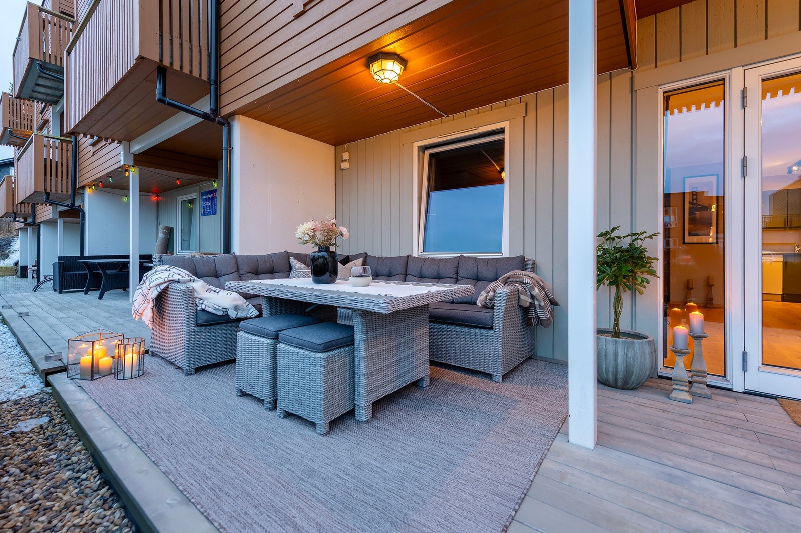 På sommerstid oppleves terrassen som en forlengelse av stua. Terrassebordene er fra 2021. Galleribilde