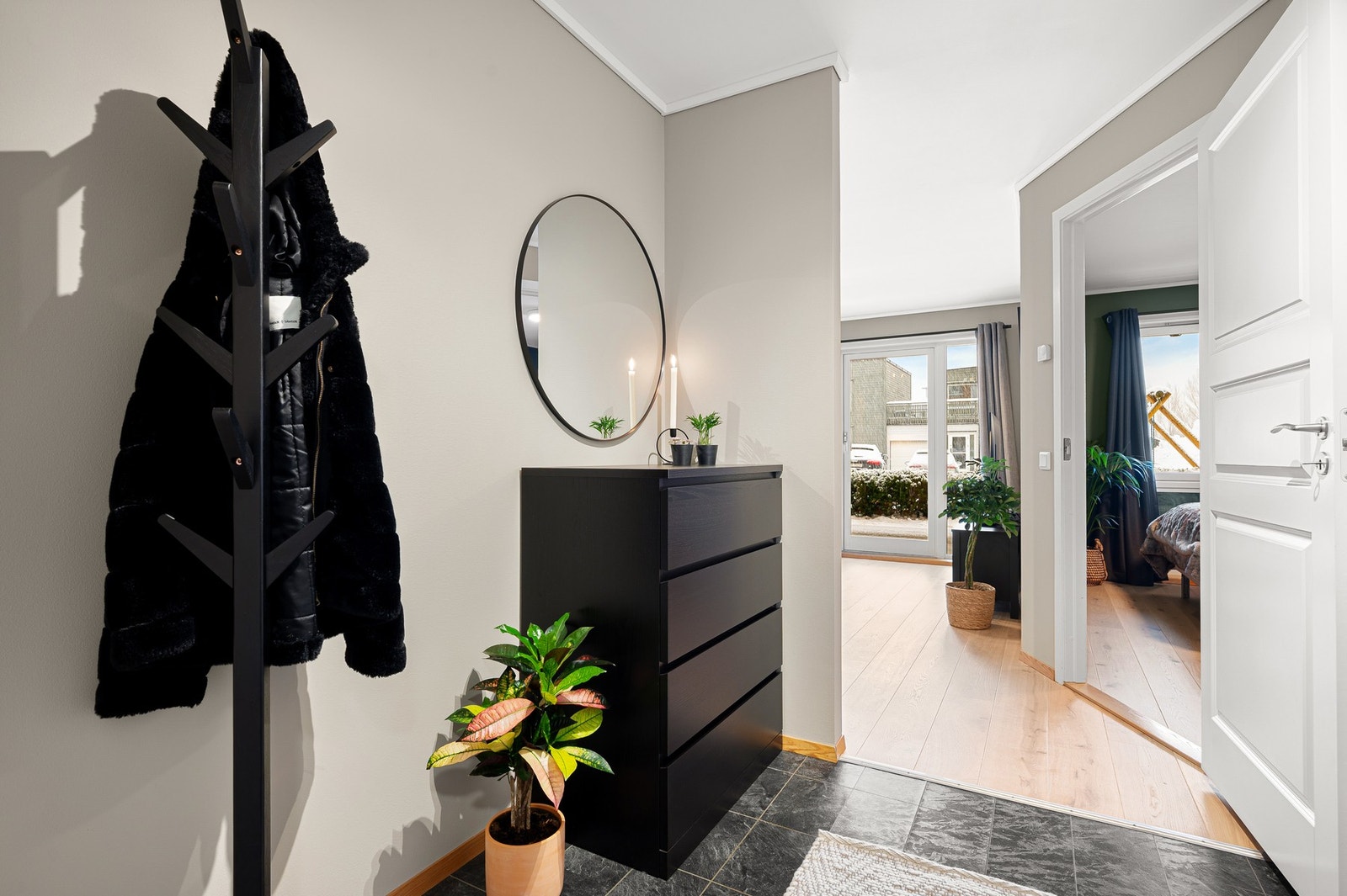 I inngangspartiet har man gode møbleringsmuligheter hvis man ønsker å sette inn f.eks en skyvedørsgarderobe. Galleribilde
