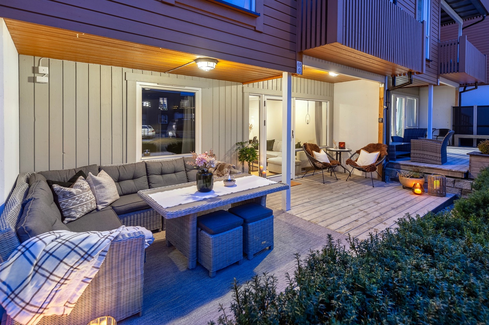 I 2023 ble bark mellom terrasse og hekk byttet ut til dekorstein. Galleribilde