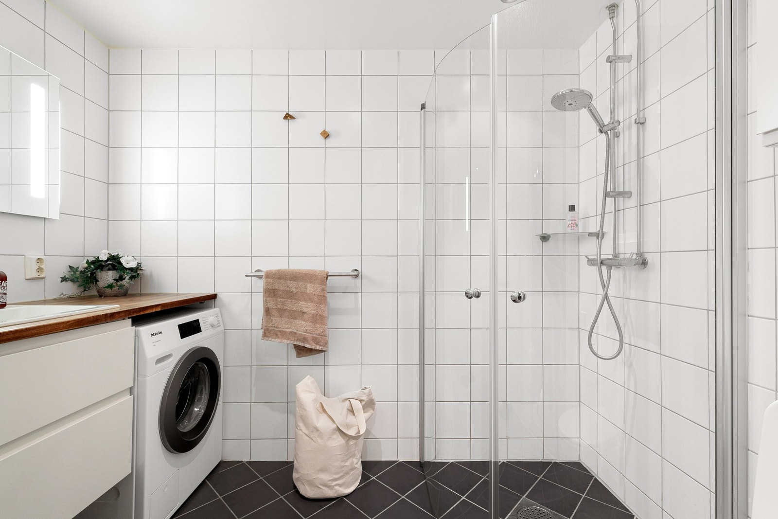 Flislagt baderom med gulvvarme. Opplegg for vaskemaskin. Galleribilde