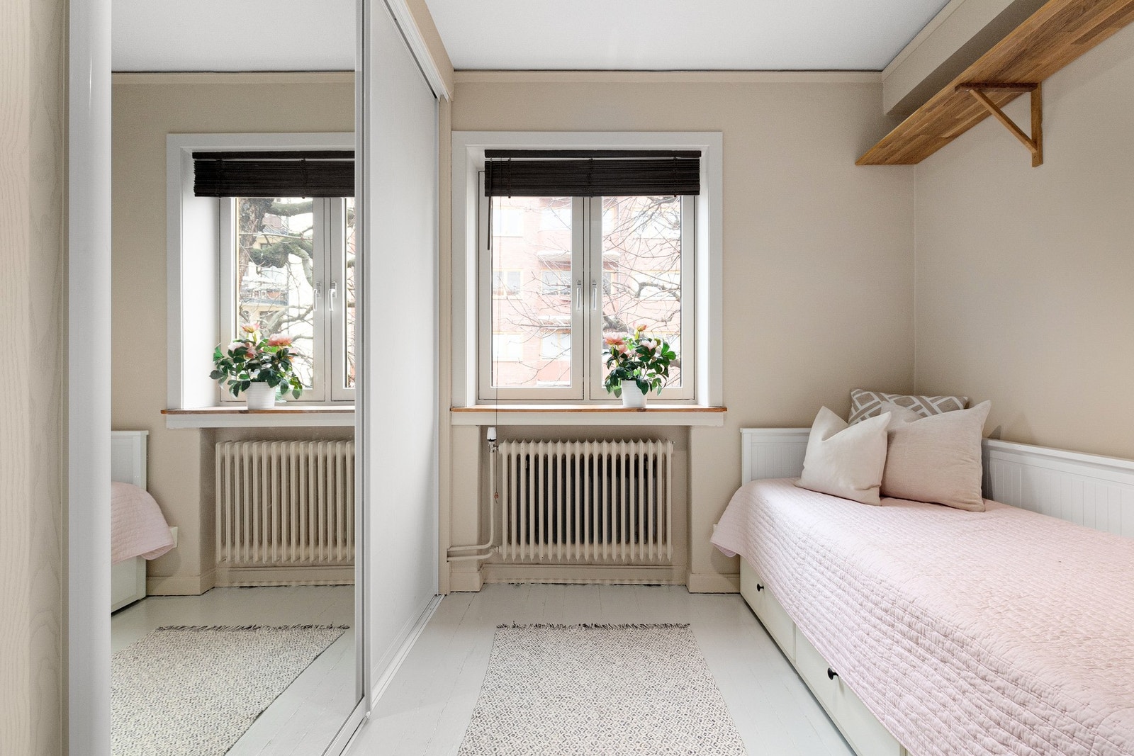 Soverom 2 med skyvedørsgarderobe. Galleribilde