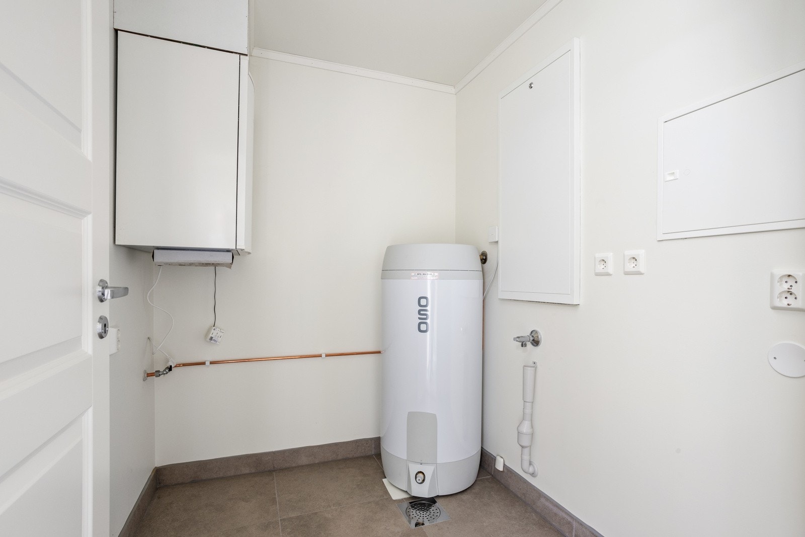 Bod/teknisk rom med opplegg for vaskemaskin Galleribilde