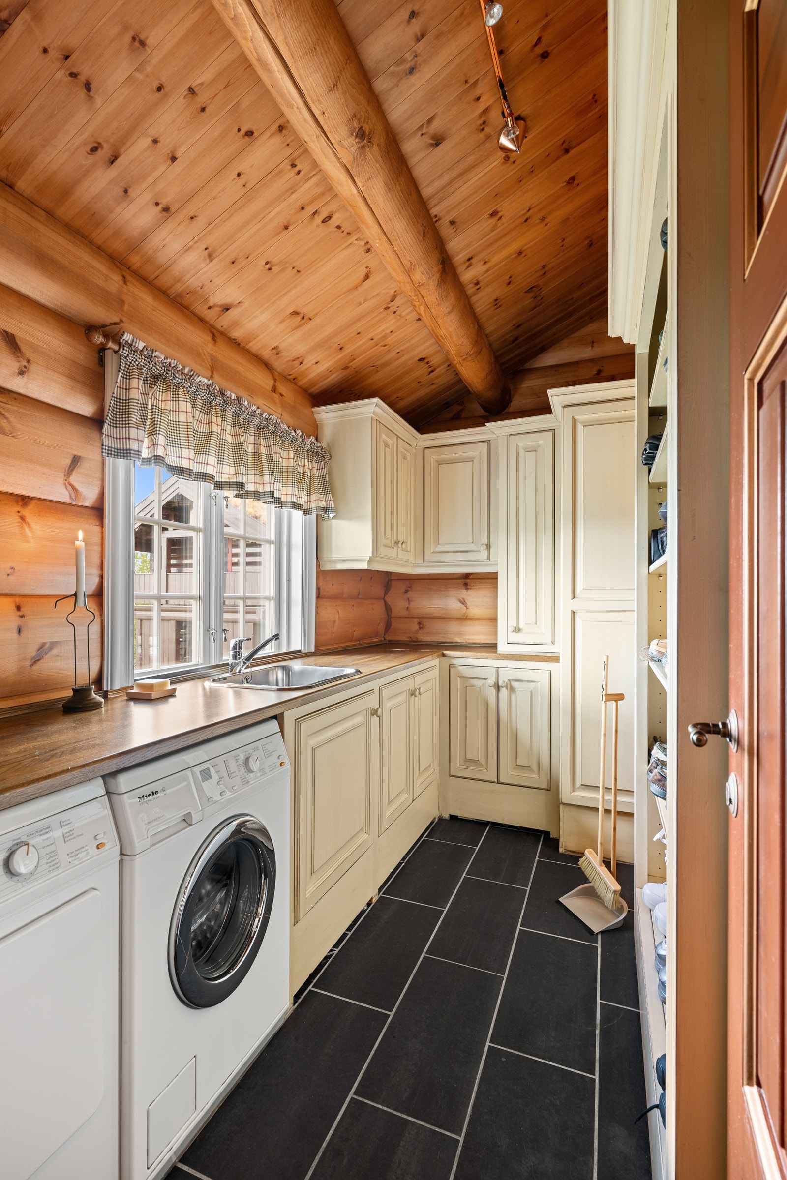 Vaskerommet er utstyrt med servantskap, opplegg for vaskemaskin og bereder. Her som i resten av 1.etasjen, er det behagelig gulvvarme. Galleribilde