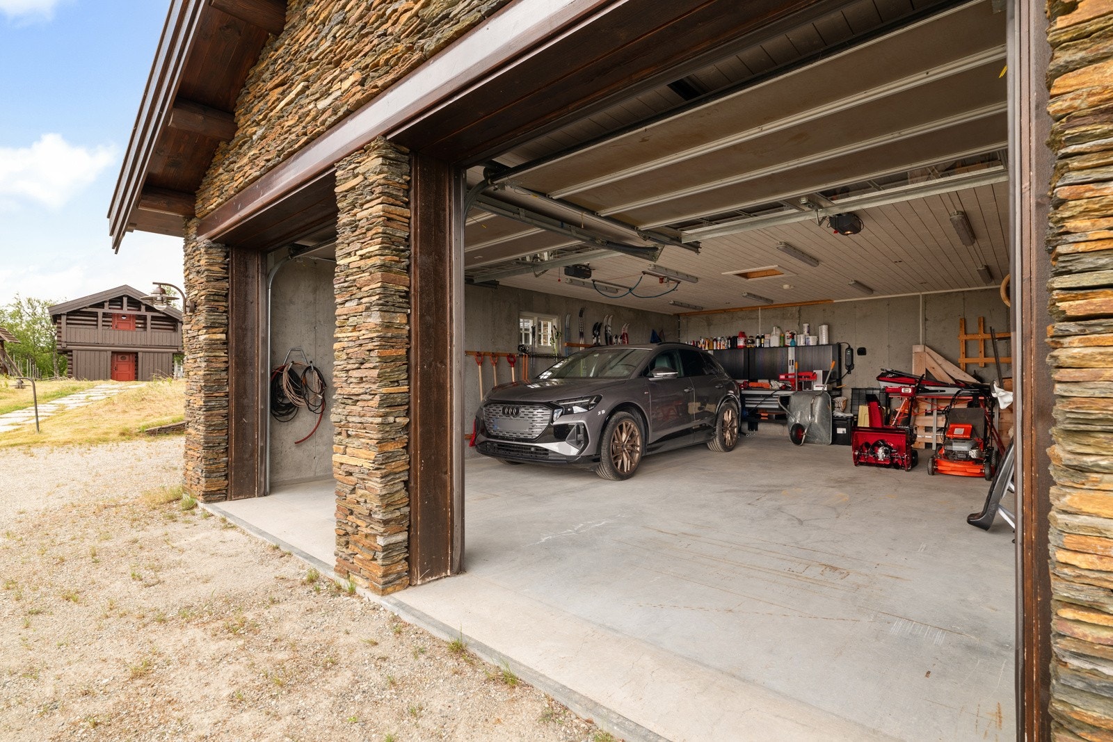 Det er godt med biloppstillingsplasser på tomten samt i en dobbelgarasje. Dobbelgarasjen er tørrmurt i ottaskifer. Galleribilde