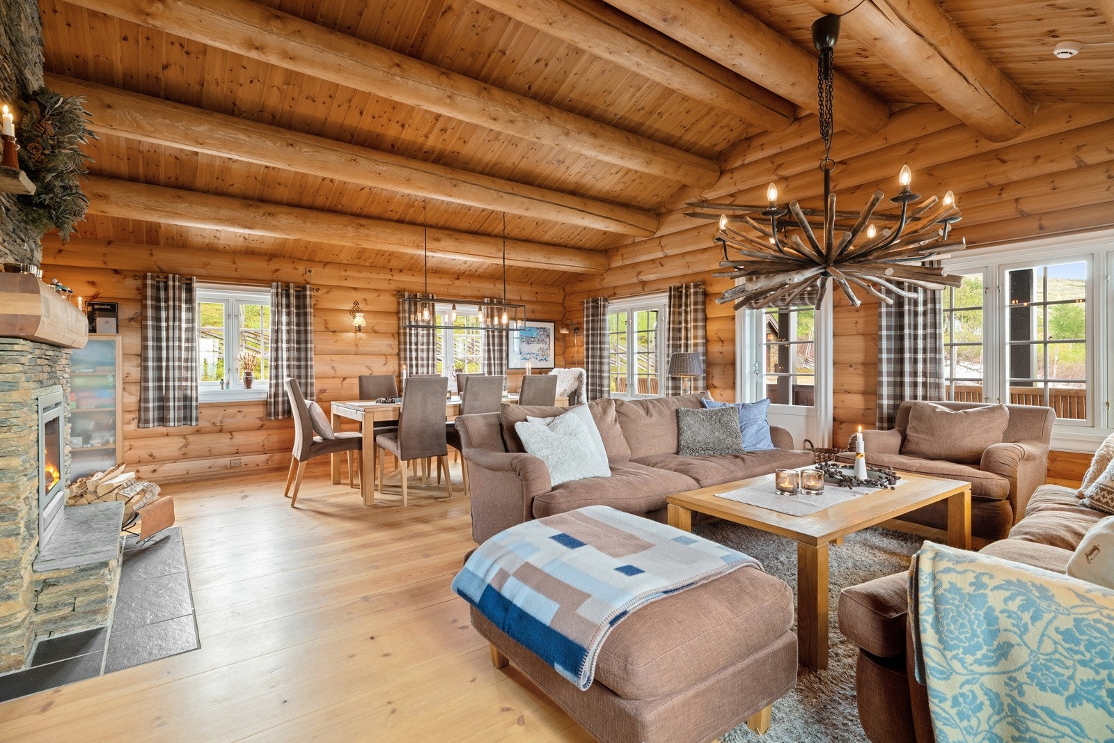 Hele 1.etasjen i hovedhytta har behagelig gulvvarme som går helhetlig mellom rommene fra vannbåren varme. Galleribilde