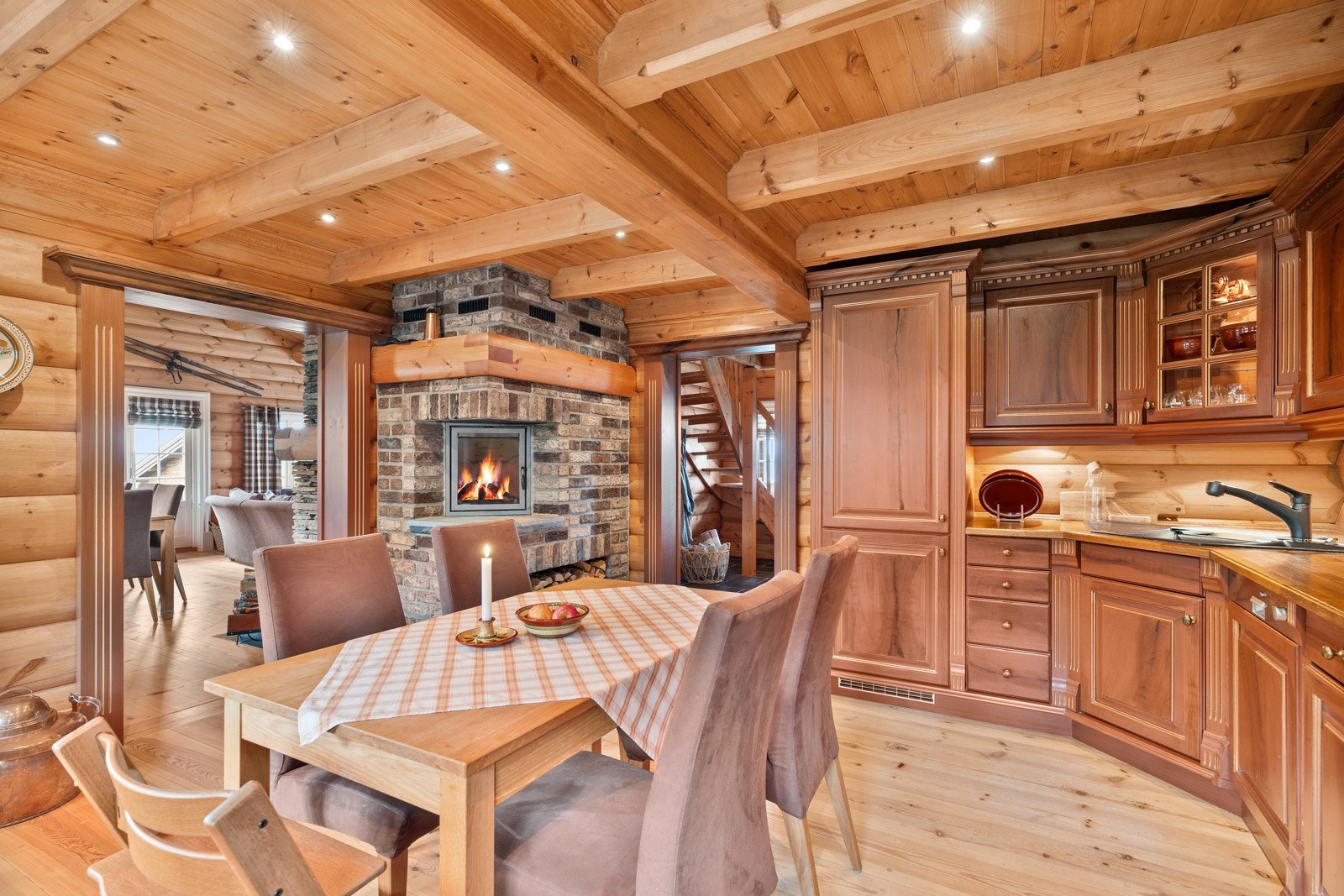 Det romslige kjøkkenet har en flott, plassbygd innredning fra Os Trekultur som gir mye med oppbevaringsplass. Her har man en pen vedovn med pipe i tegl. Galleribilde