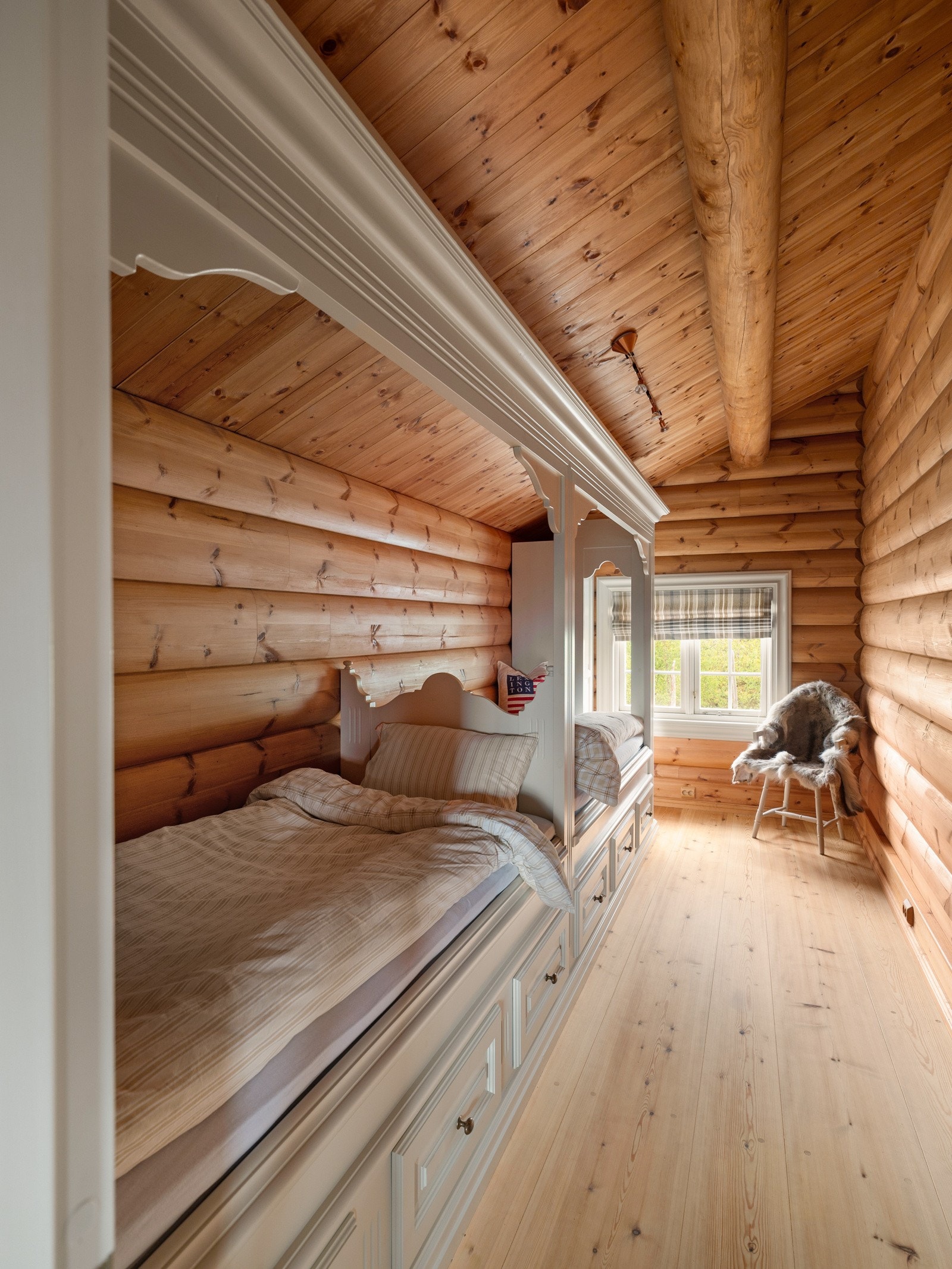 Alle soverommene byr på en behagelig atmosfære som følge av god takhøyde og tilstrekkelig med innlys fra vindusflatene. Galleribilde