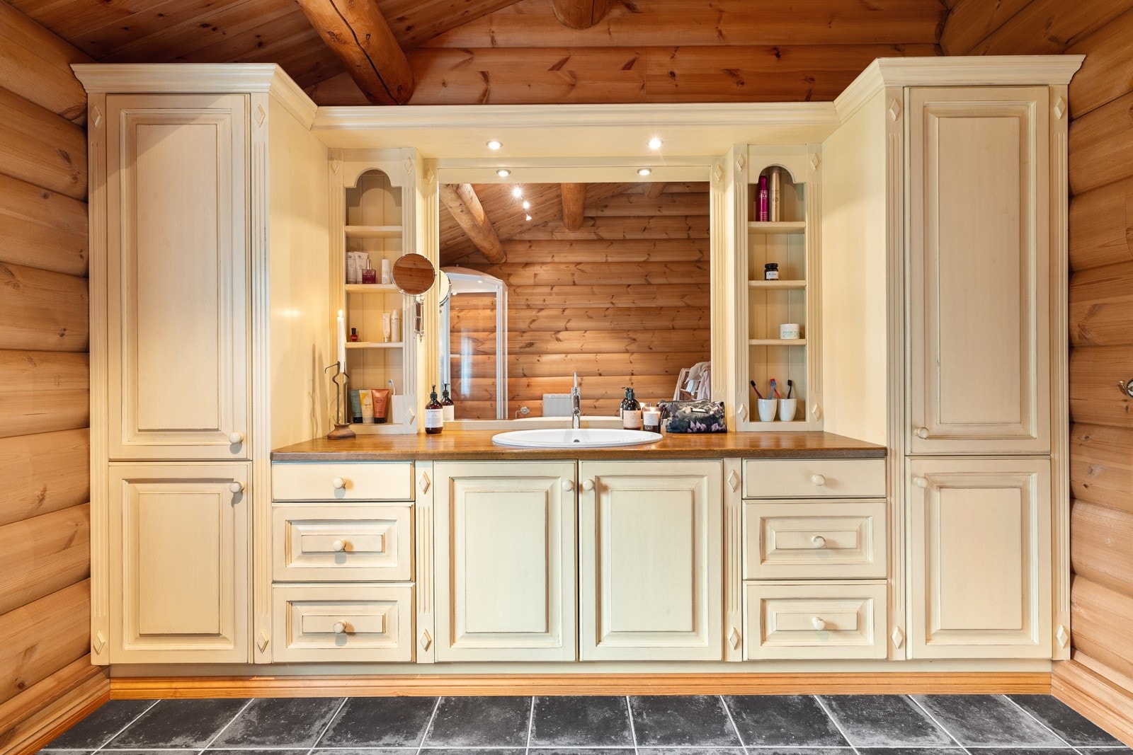 Baderommet er utstyrt med servantskap, toalett, bidé og dusjkabinett. Galleribilde