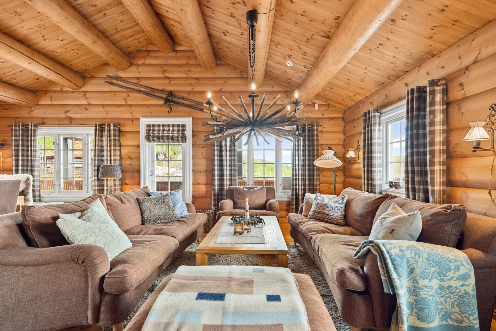 Sjarmerende stue på hele 40,5 kvm med særdeles god takhøyde og mye innlys fra vinduspostene. Stuen gir direkte utgang til en solrik terrasse. Galleribilde