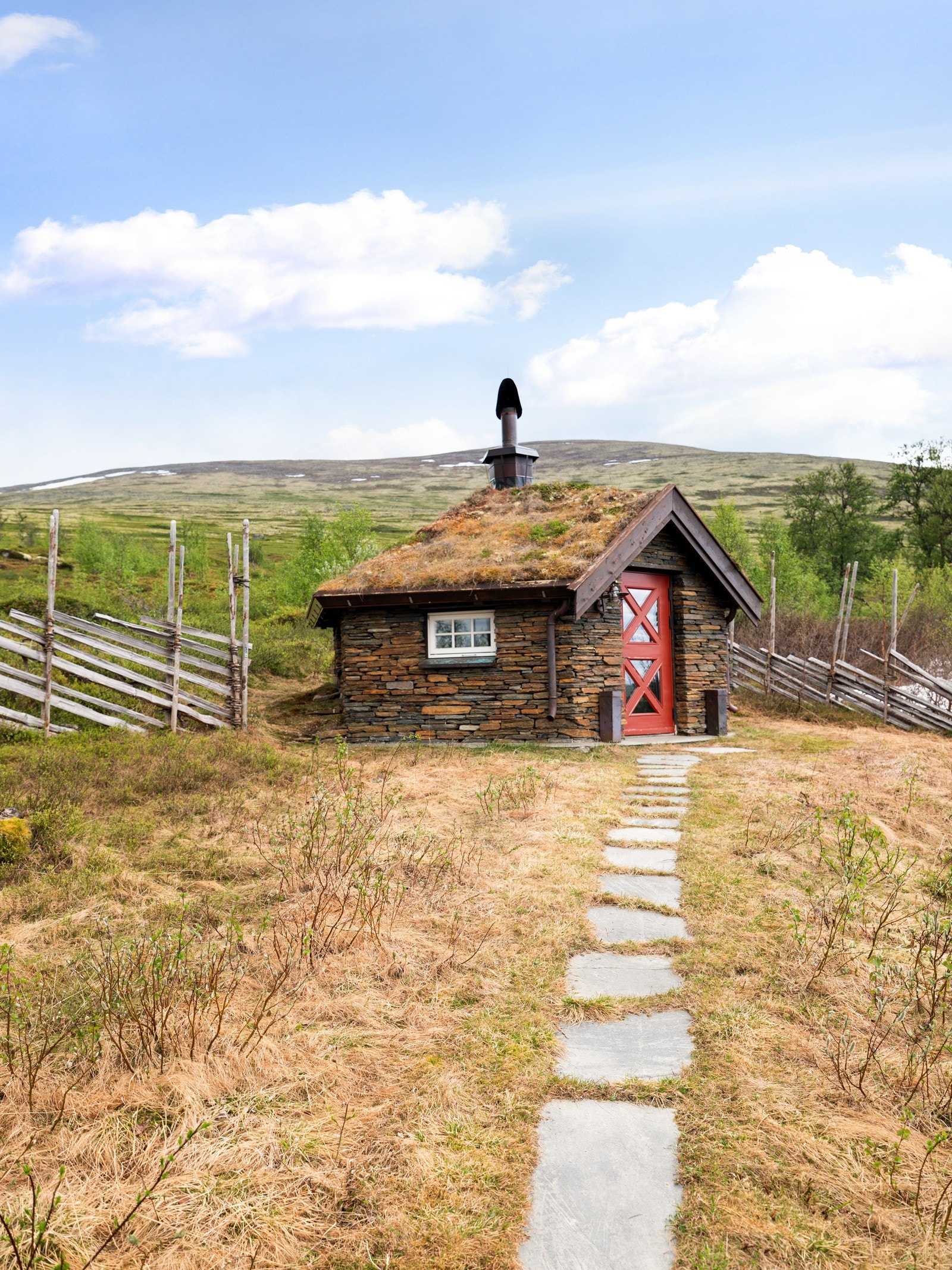 Langs de opparbeidende steinhellene ankommer man en koselig grillstue med tørrmur i ottaskifer både innvendig og utvendig. Galleribilde