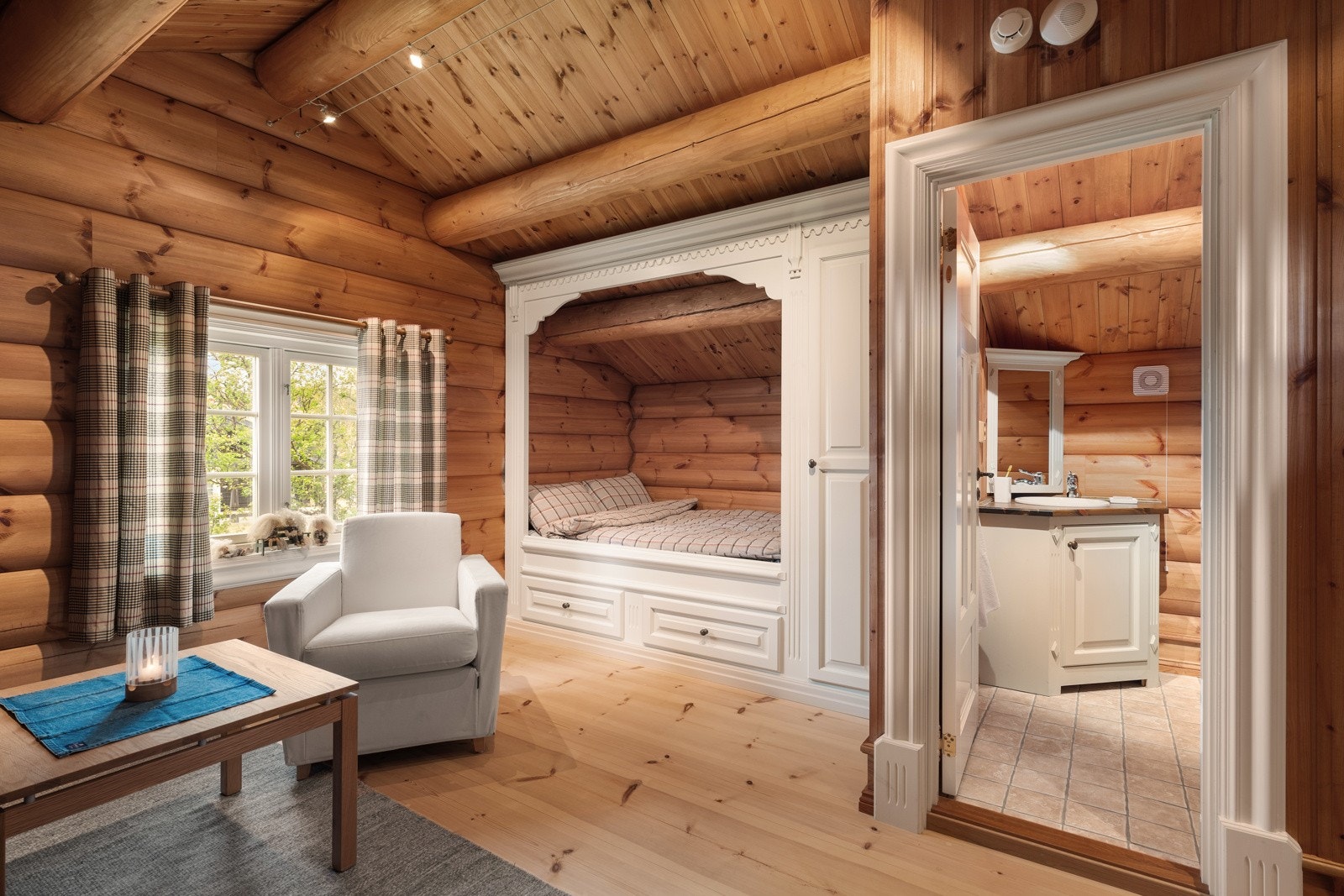 Som i resten av de plassbygde løsningene i hyttetunet, er sengen fra Os Trekultur. Galleribilde