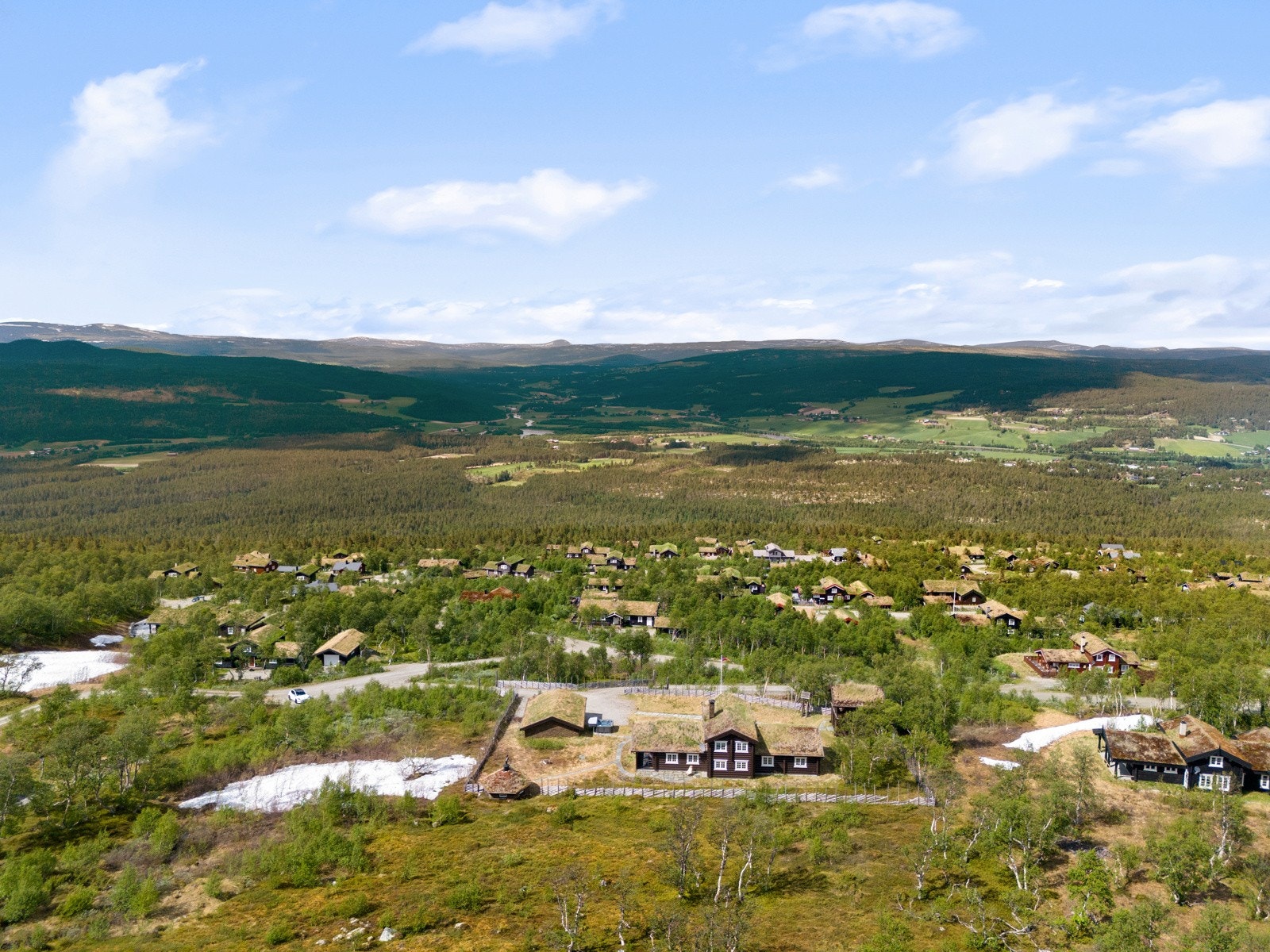 Om sommeren er byr området på muligheter som bading, fjellvandring, sykling, fisking, jakt og bærplukking. Om vinteren byr Røros Alpinsenter Hummelfjell på fantastiske skiopplevelser. Galleribilde