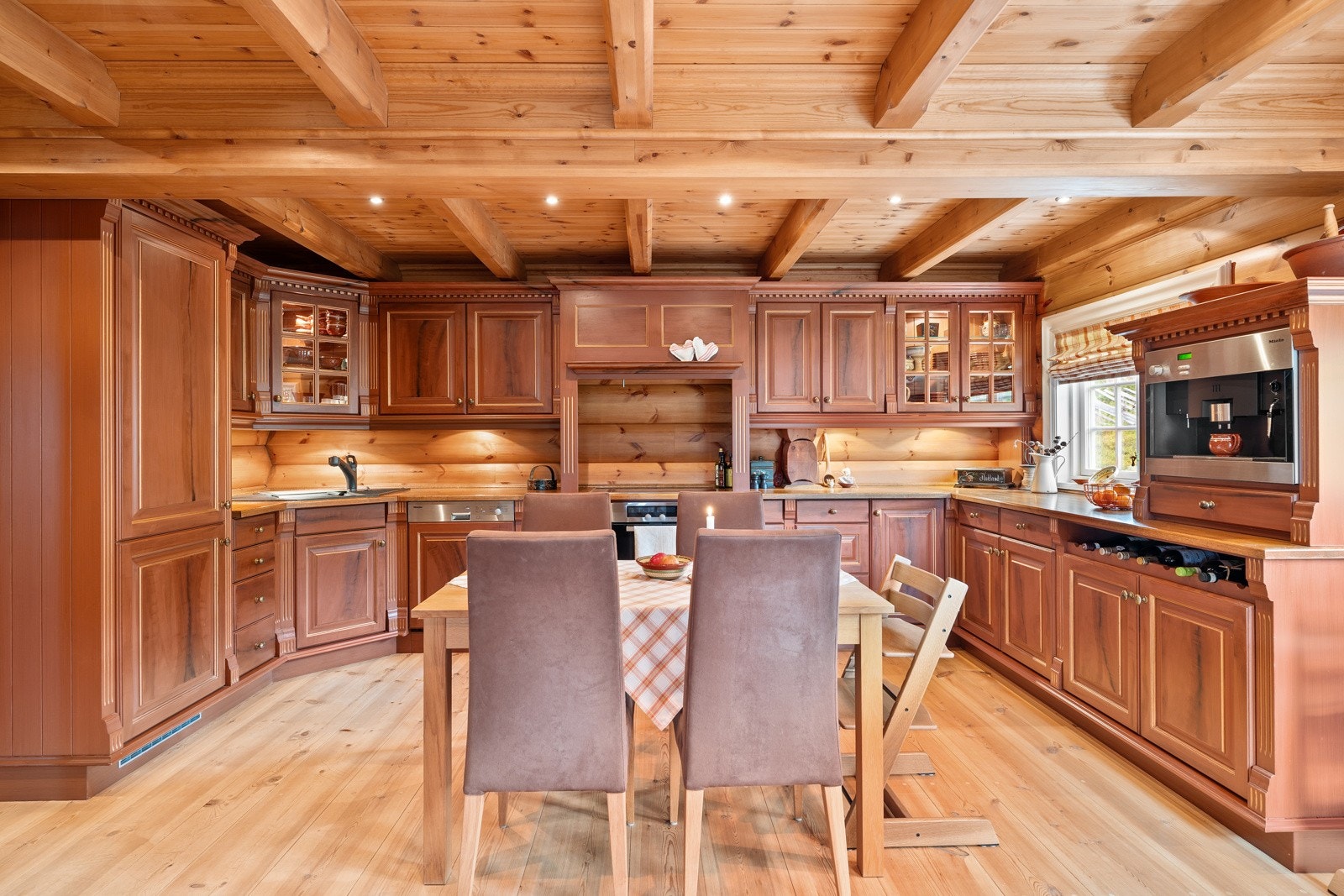 Kjøkkenet har integrerte hvitevarer fra Miele og inneholder kaffemaskin, stekeovn, platetopp, kaffemaskin, oppvaskmaskin og kombiskap. Som en bonus er det også en plassbygd vinhylle. Galleribilde