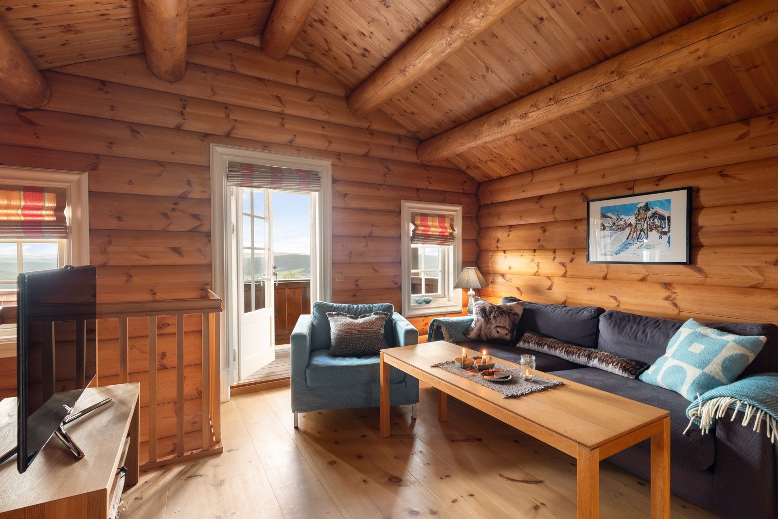 I 2.etasje har man en flott stue med god plass til ønsket møblement. Galleribilde