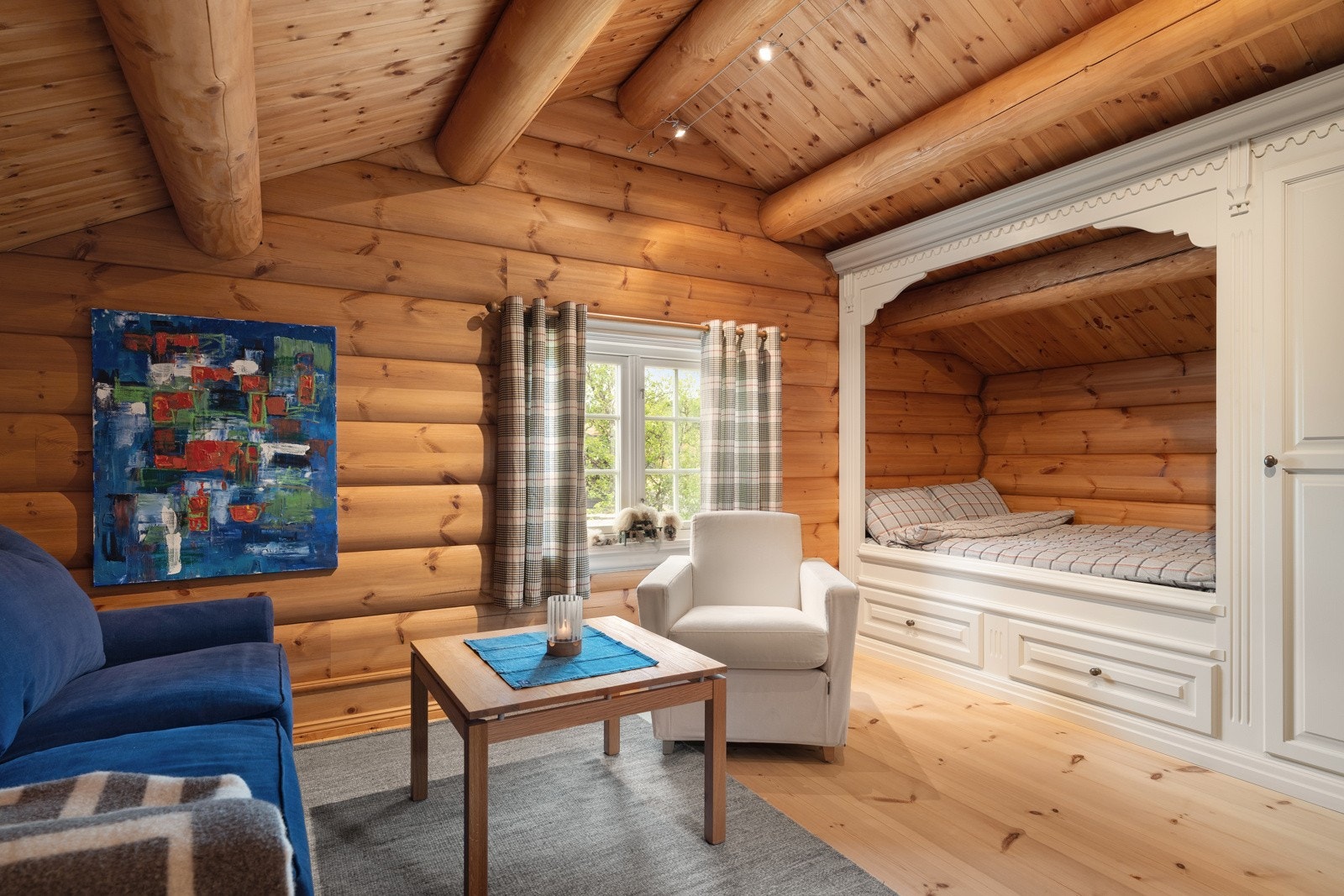 Her har man et praktisk kjøkken og plassbygd seng. Galleribilde