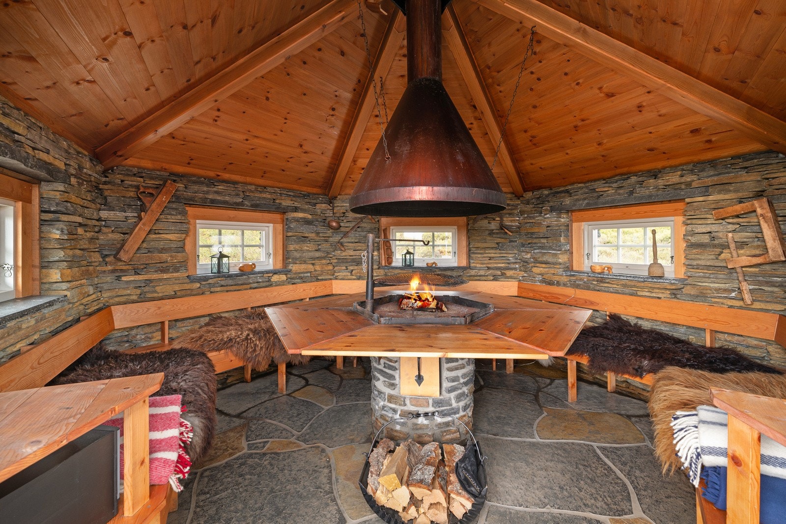 Grillstuen er et ypperlig sted for diverse sammenkomster. Innredningen med sittebenker gjør grillhuset komplett. Galleribilde