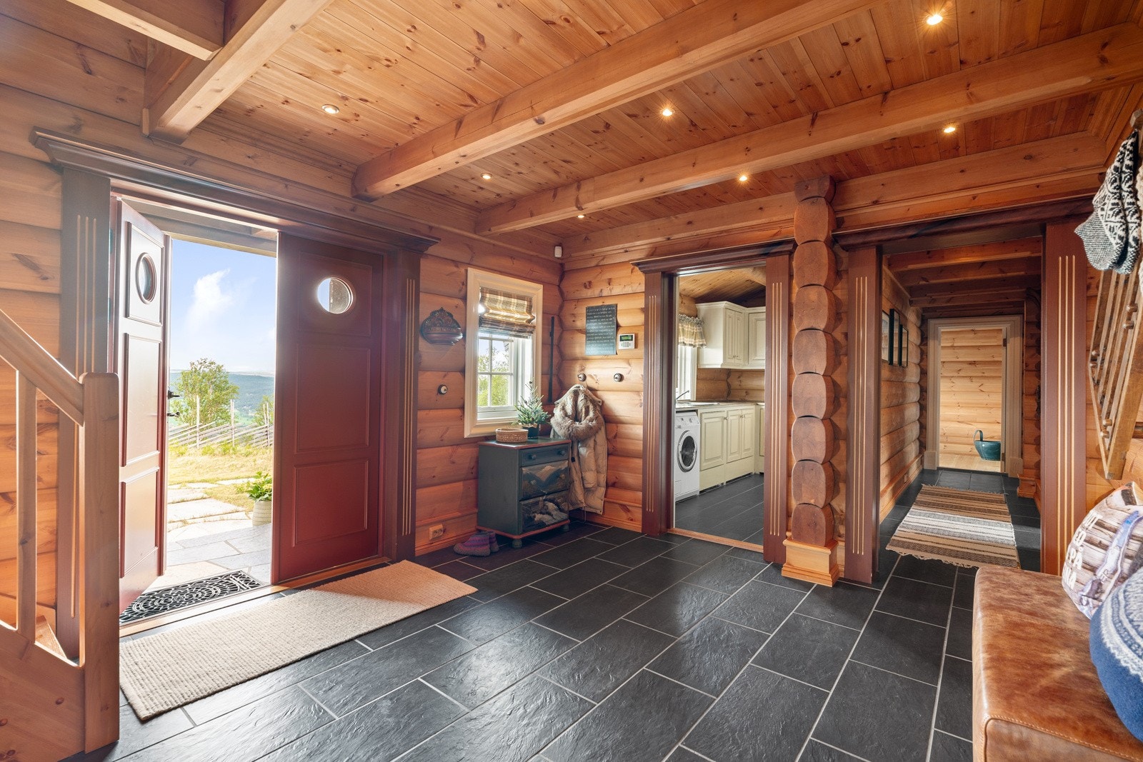 I praktisk tilknytning til baderommet har man også et eget vaskerom. Galleribilde