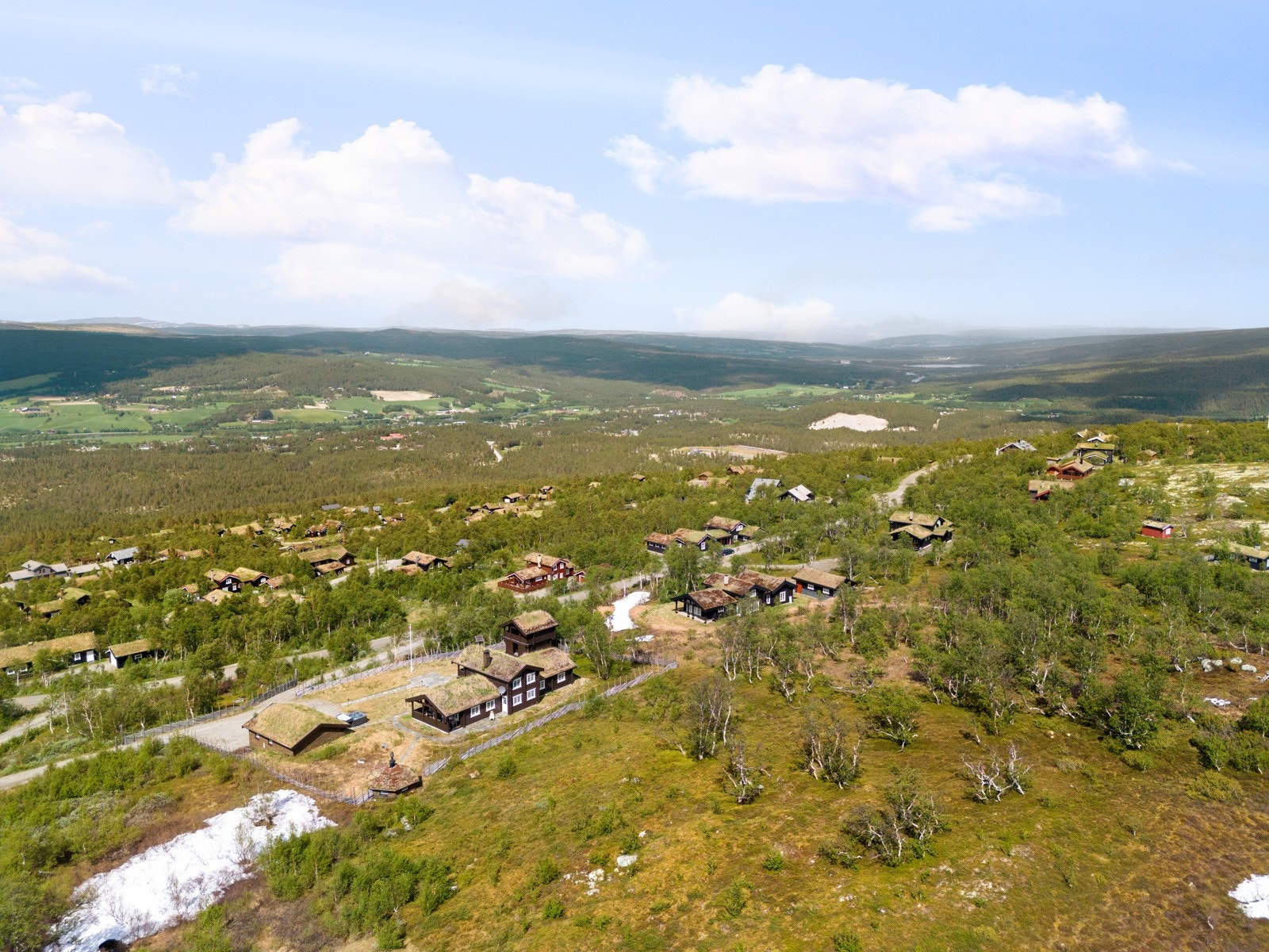 Med en usjenert beliggenhet på et høydedrag, panorama landskapsutsikt og energibesparende jordvarmeanlegg, må denne tomten kunne sies å være blant de beste i området. Galleribilde