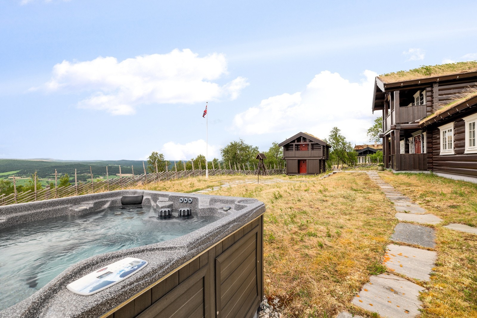 Jacuzzien som kan benyttes flittig året rundt er en ting mange vil sette pris på. Galleribilde