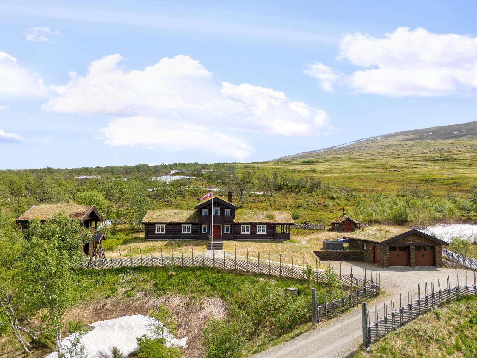 Hyttetunet har en beliggenhet som gjør det til et ideelt sted for familier og friluftsentusiaster som søker en perfekt balanse mellom avslapning og aktivitet. Galleribilde