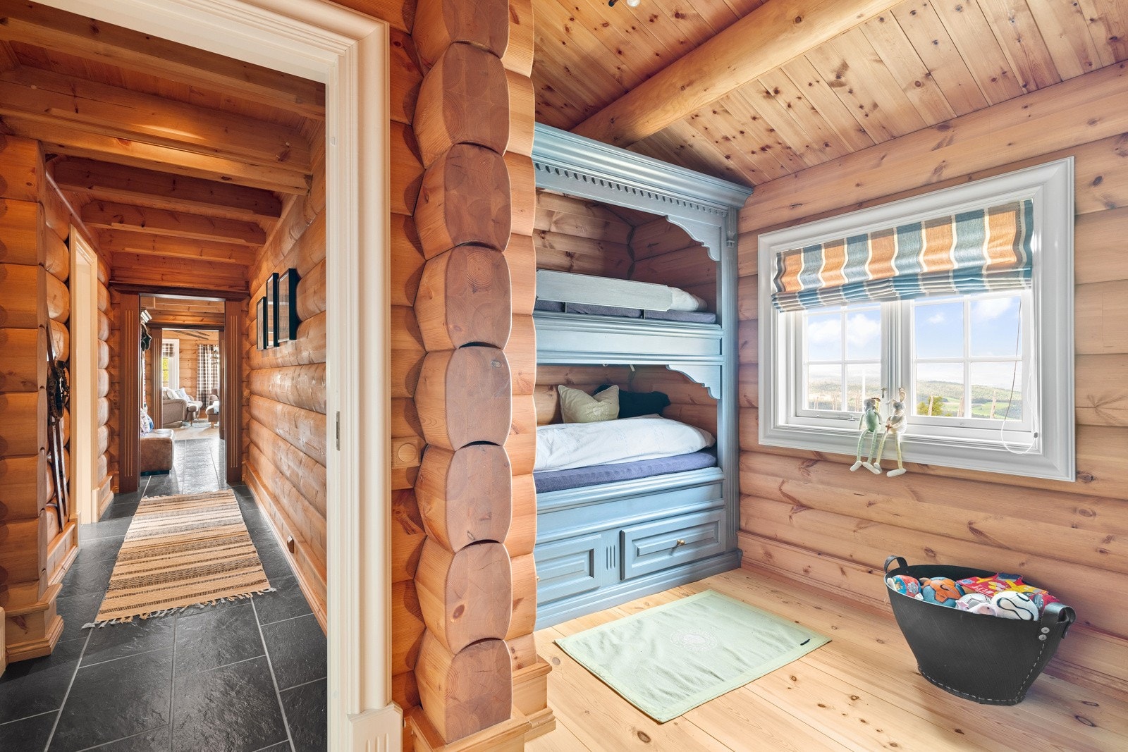 Med en køyeseng vil du spare mye plass og det gjør det enklere for barna å dele rom. Galleribilde