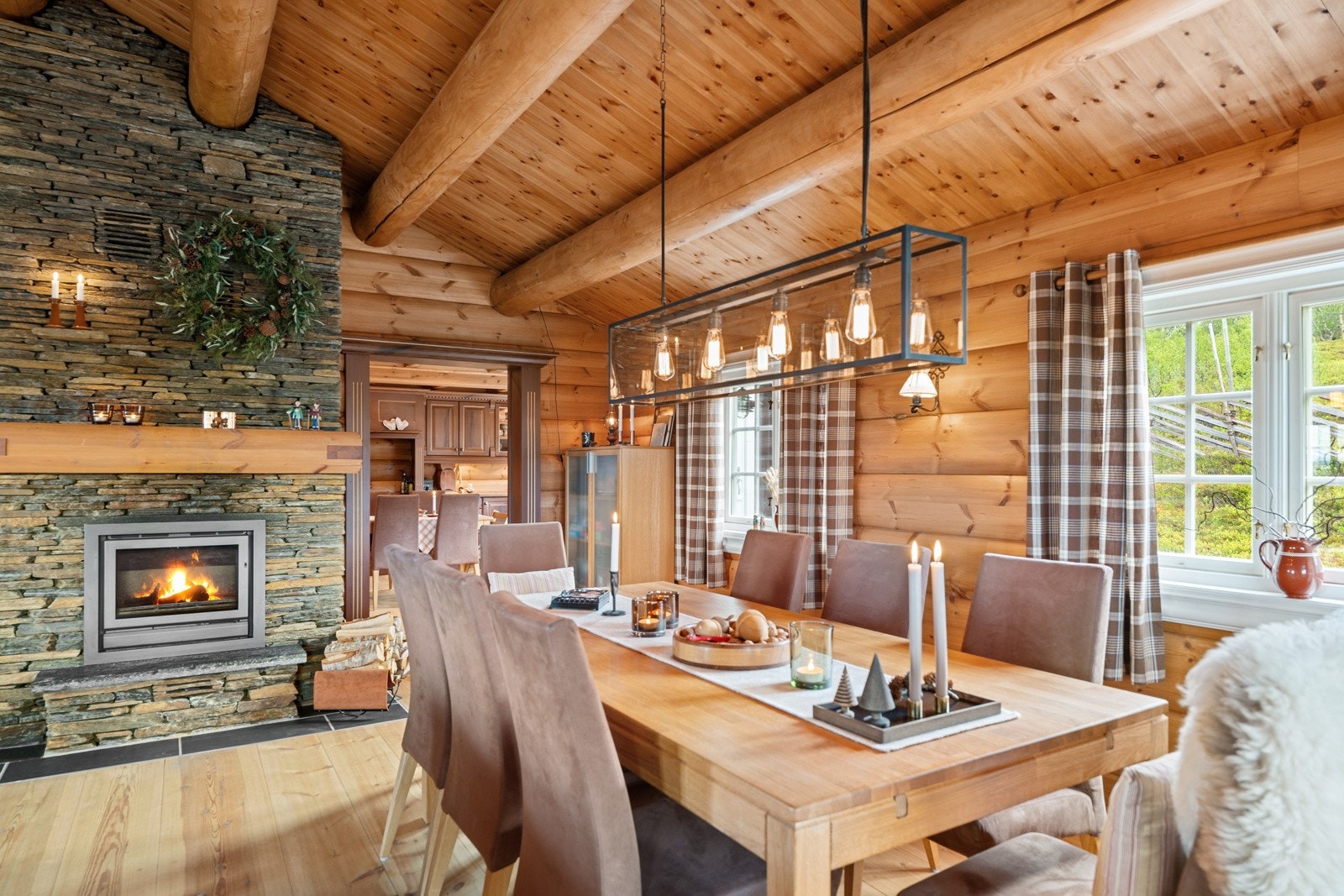 Den koselige vedovnen med innsats er tørrmurt i ottaskifer og tilfører rommet behagelig varme og komfort. Galleribilde