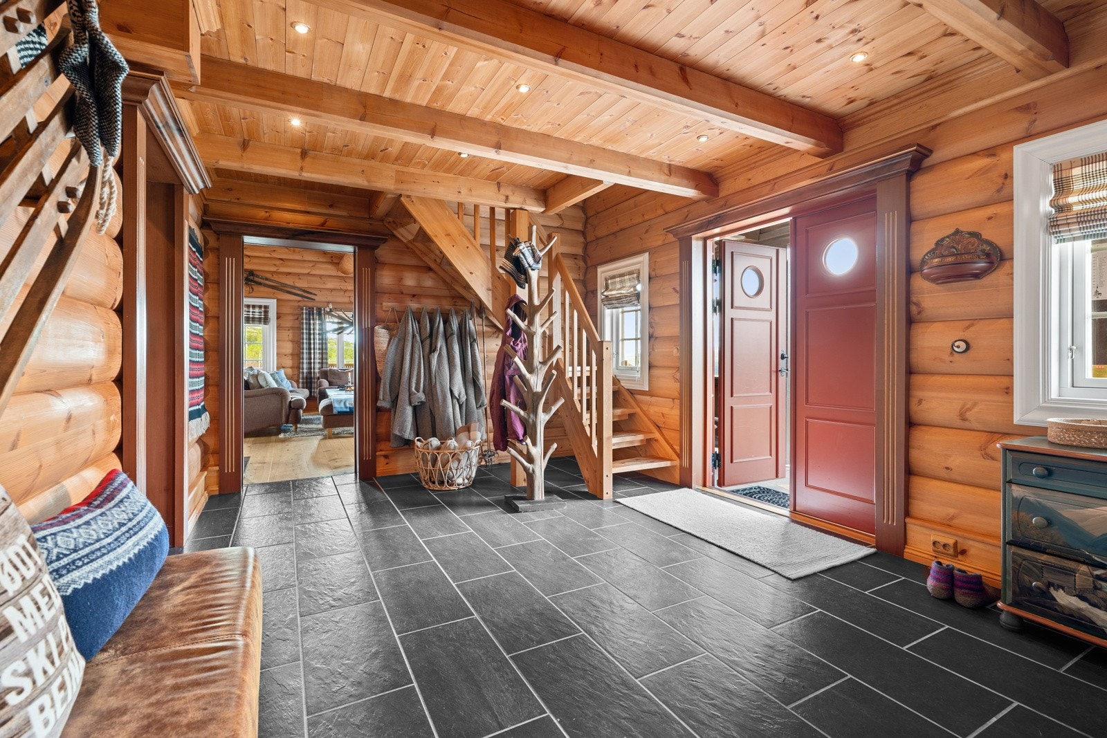 Entréen i hovedhytta er på 15 kvm og har god plass til yttertøy og sko. Galleribilde