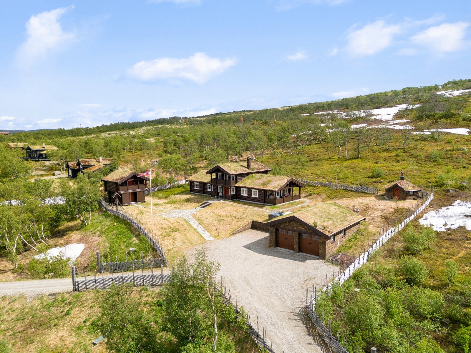 Proaktiv Eiendomsmegling ved Eirik Døsen ønsker deg hjertelig velkommen til Elvhøgdfaret 86! Et svært innholdsrikt hyttetun med en fantastisk og solrik tomt på hele 7 mål. Galleribilde
