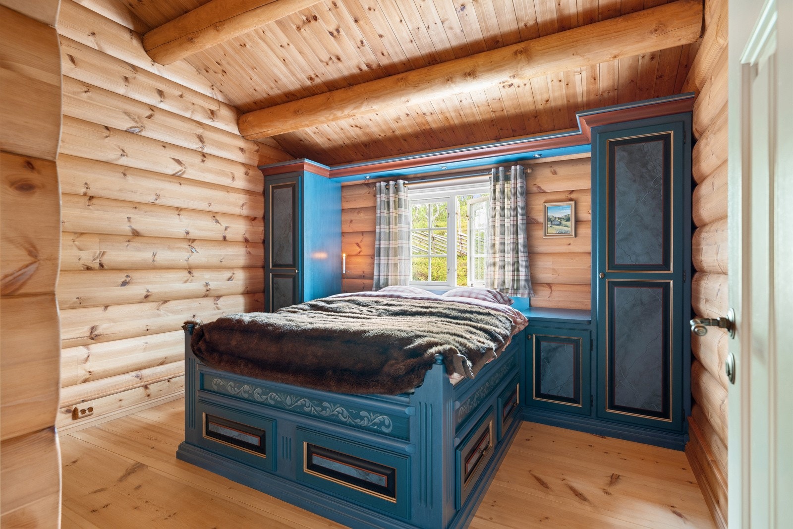 Soverommene er målt til henholdsvis 12, 10,5, 10,5 og 9,5 kvm. Soverommene har plassbygde senger og garderobeskap fra Os Trekultur. Galleribilde