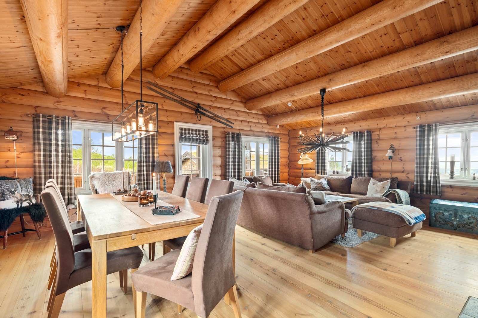 Rommets størrelse gjør det enkelt å etablere en spisegruppe hvor man kan nyte et godt måltid. Galleribilde