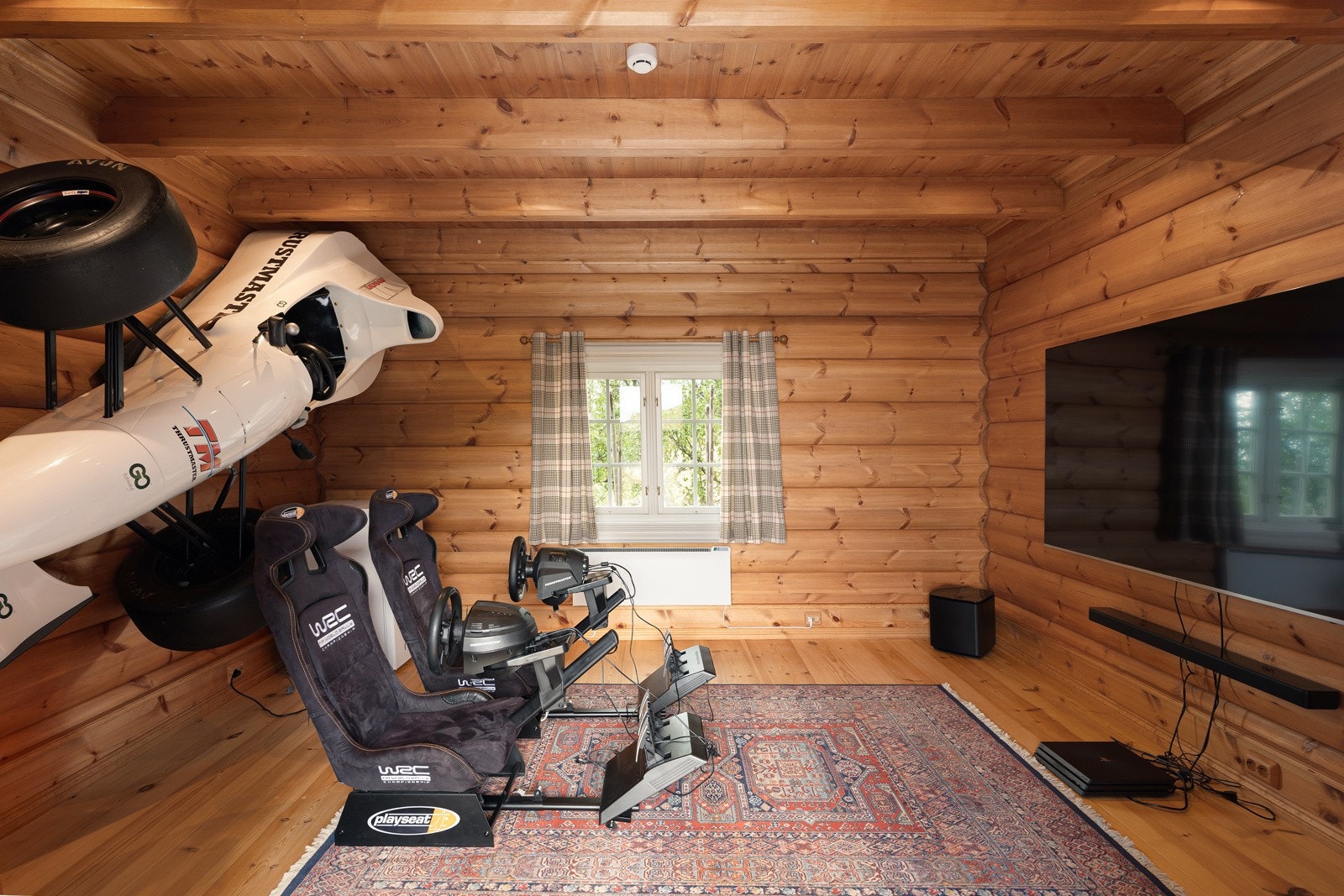 1.etasje har man en TV-stue/gamingrom med god plass til ønsket møblement. Galleribilde