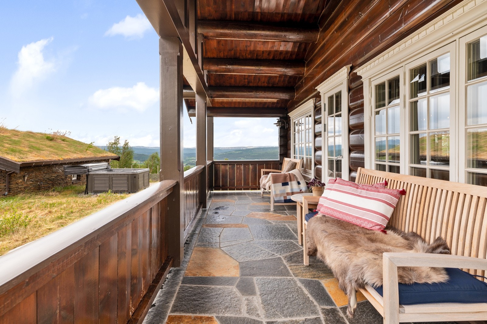 Vestvendt terrasse med ettermiddags- og kveldssol. Terrassen har overbygg og gir god plass til diverse utendørsmøbler i naturskjønne omgivelser. Galleribilde