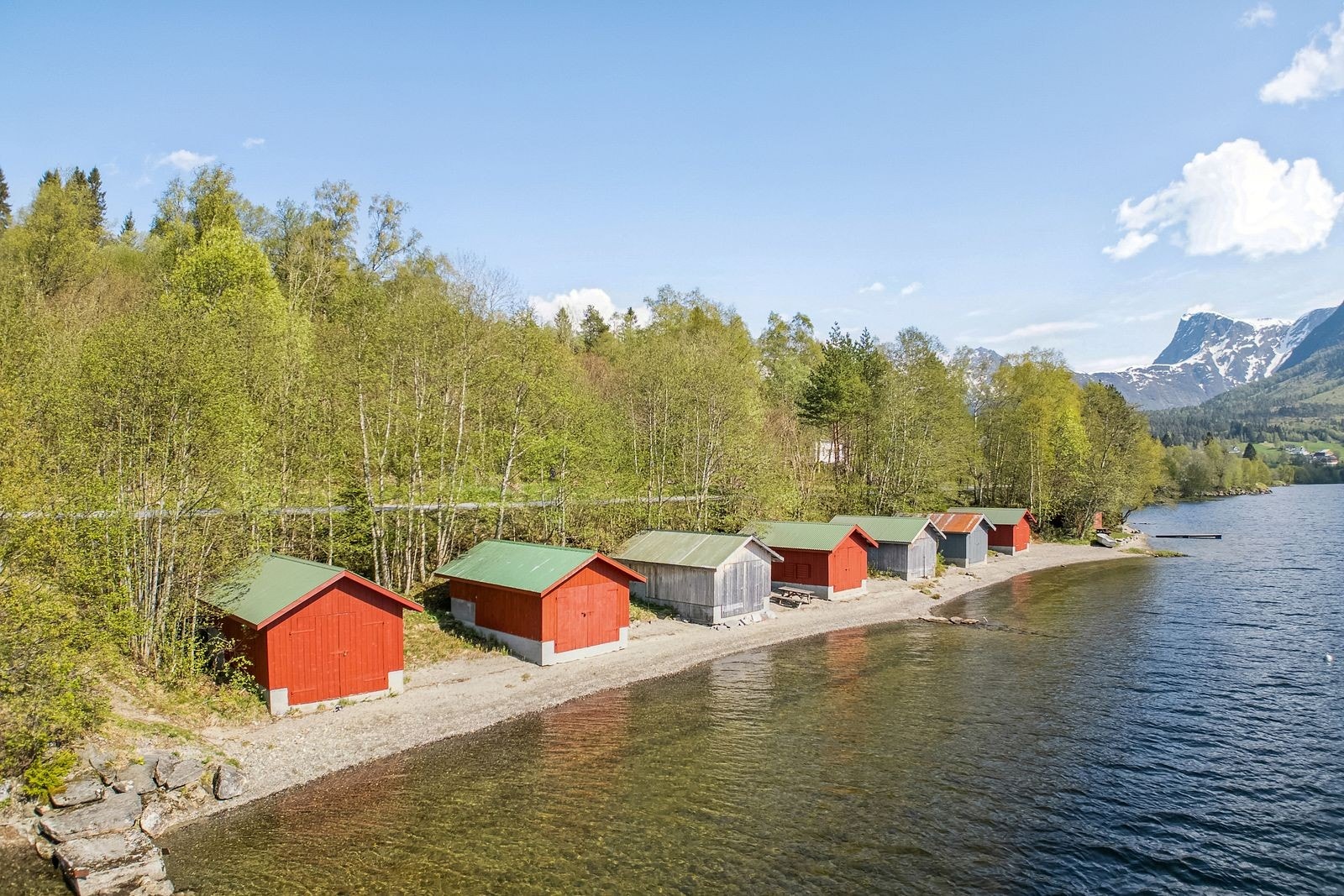 Eit naust ved Vatnevatnet følger med Galleribilde