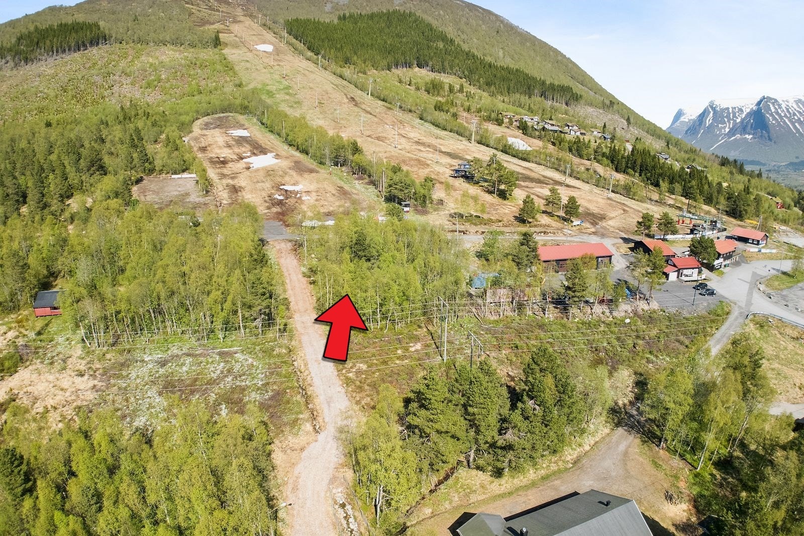 Skianlegget på Bondalseidet. Her får du kvart år 3 heiskort gratis. Hyttetomt merka med rød pil. Sjå meir info om dette i prospektet Galleribilde