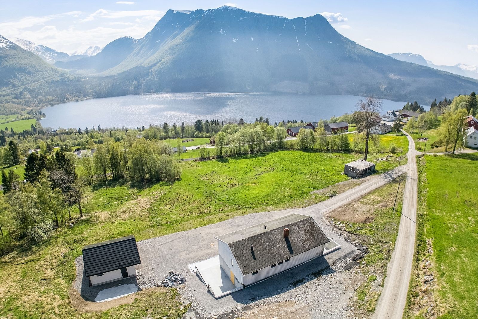Nydelig utsikt mot Vatnevatnet og fjella i kring Galleribilde