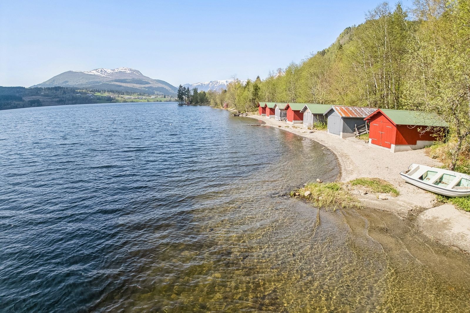 Eit naust ved Vatnevatnet følger med Galleribilde