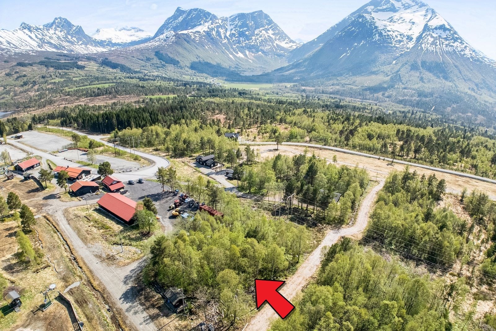 En hyttetomt like ved skianlegget. Sjekk prospekt for meir informasjon rundt tomta Galleribilde