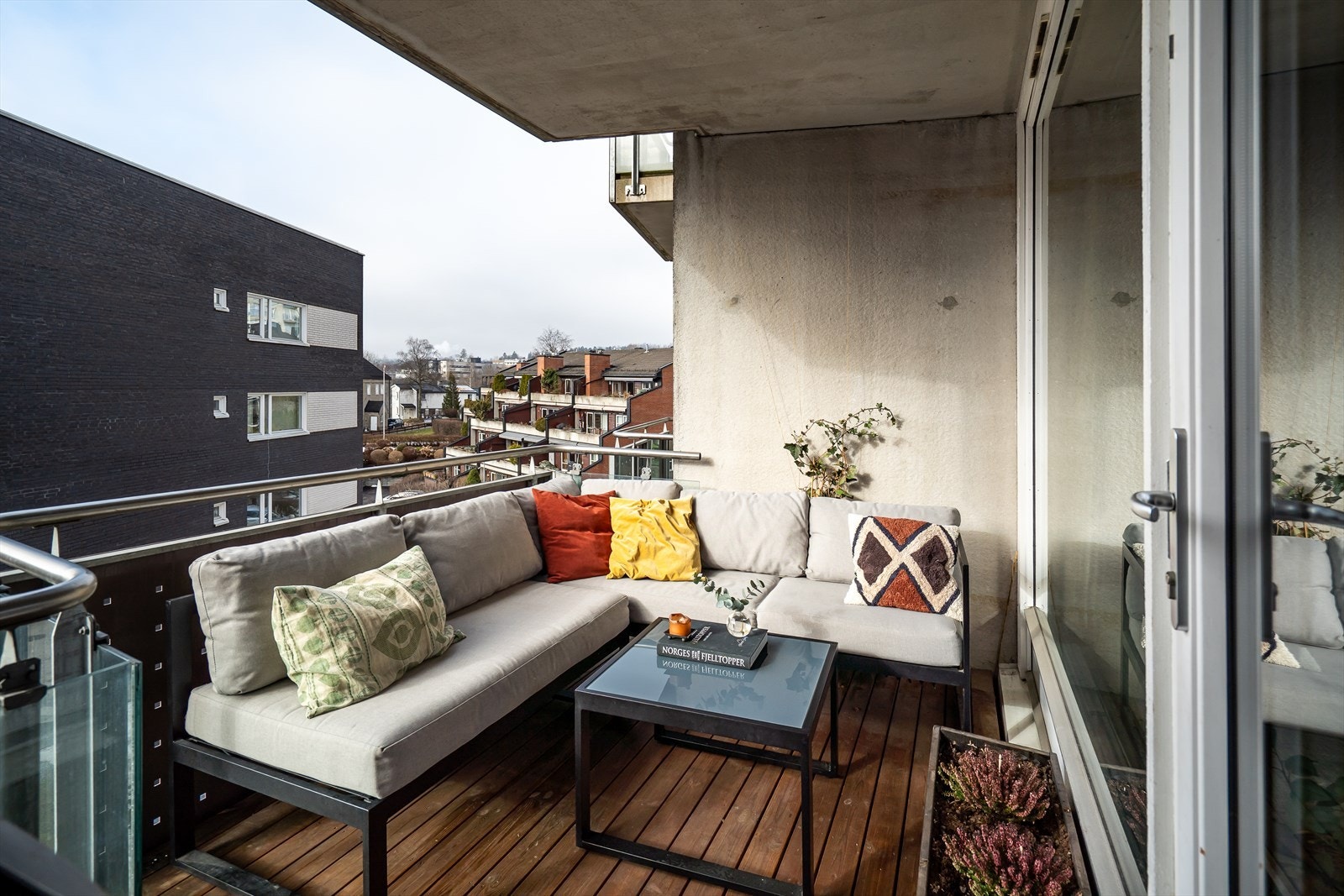 Her har du god plass til å innrede med hyggelig sittegruppe for å nyte late sommerdager. Galleribilde