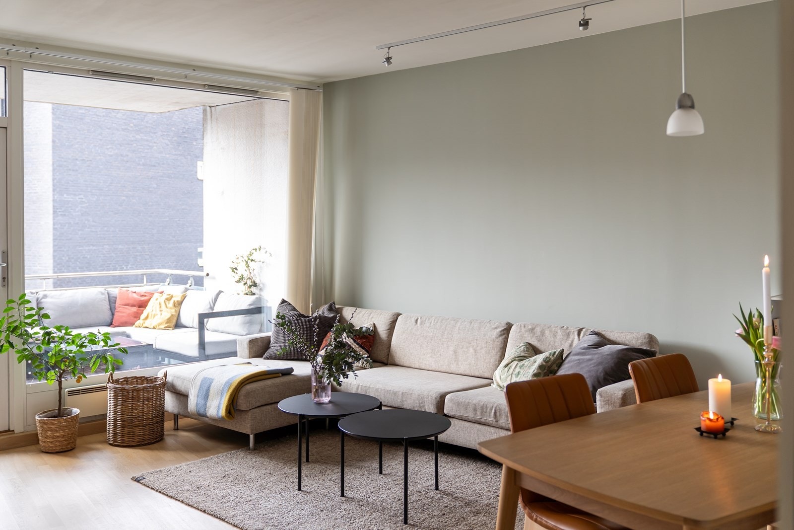 Hele leiligheten er nylig malt i delikate fargetoner, samt nyslipt parkett med lys lakk for moderne uttrykk. Galleribilde