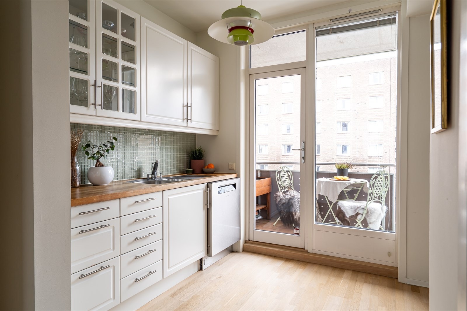 Innredningen har lakkerte, profilerte fronter med heltre eik benkeplate. Galleribilde