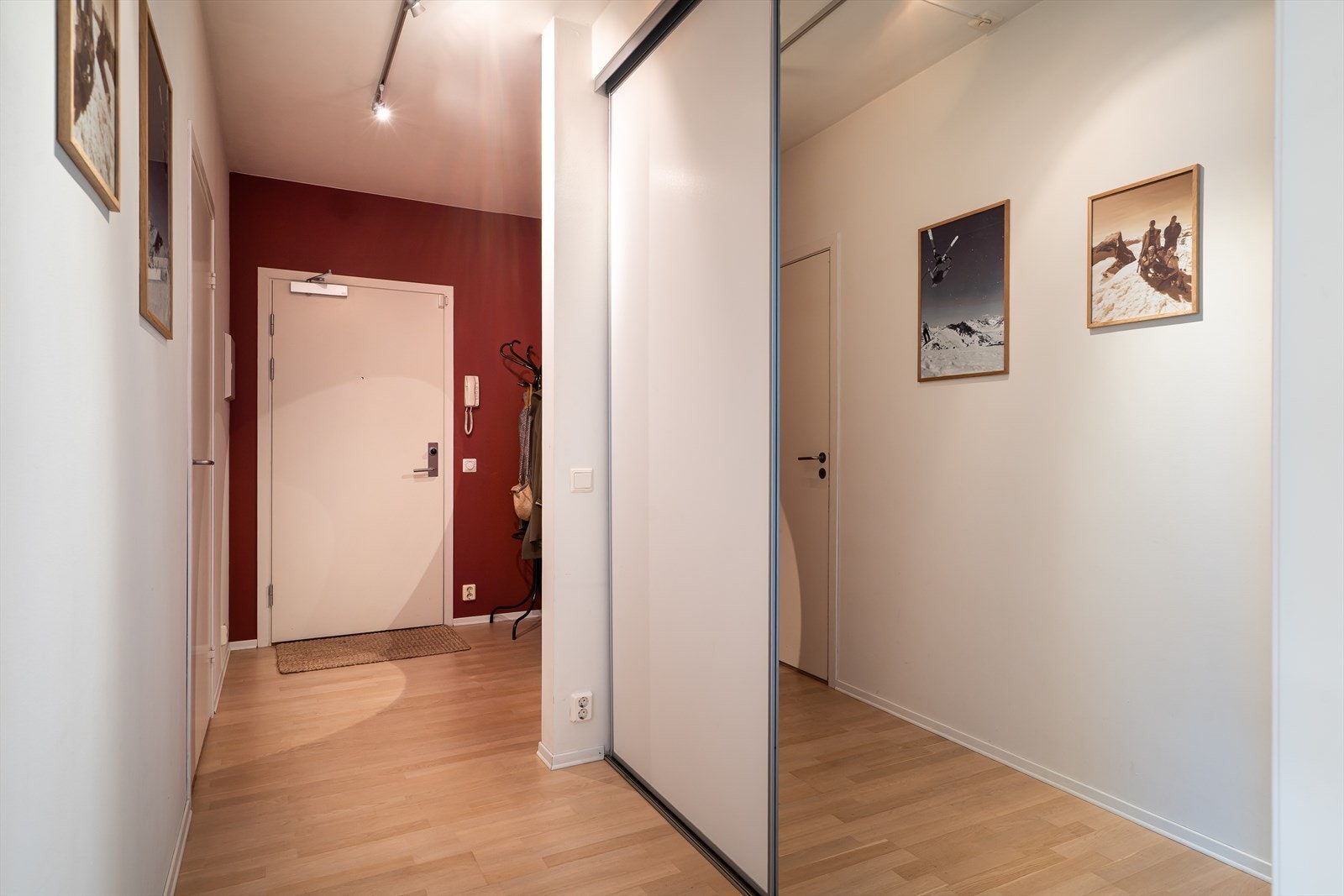 I gangen er det stort plassbygd skyvedørsgarderobe for praktisk oppheng av ytterklær. Galleribilde