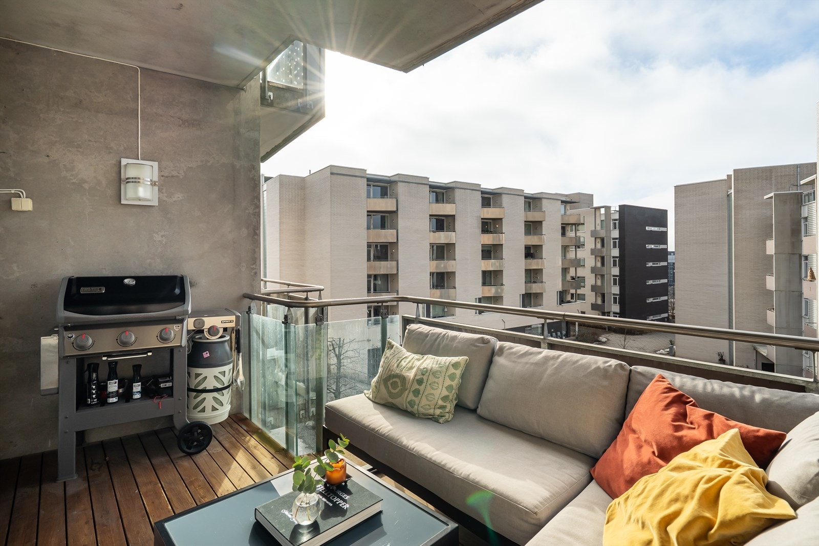 Fra stuen har du adkomst til hovedbalkongen med gode solforhold fra kl.12 og ut kvelden. Galleribilde